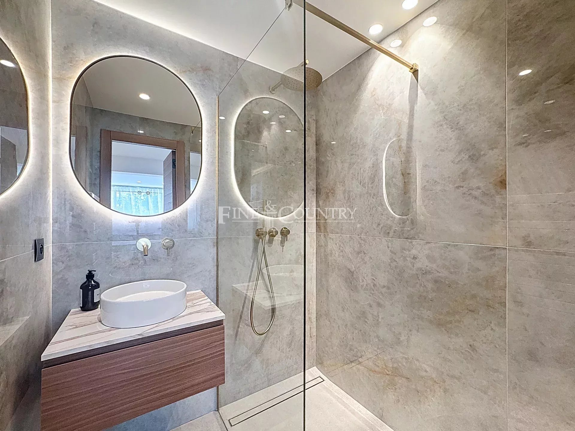 Photo of 3 BEDROOM APPARTEMENT  CANNES PALM BEACH