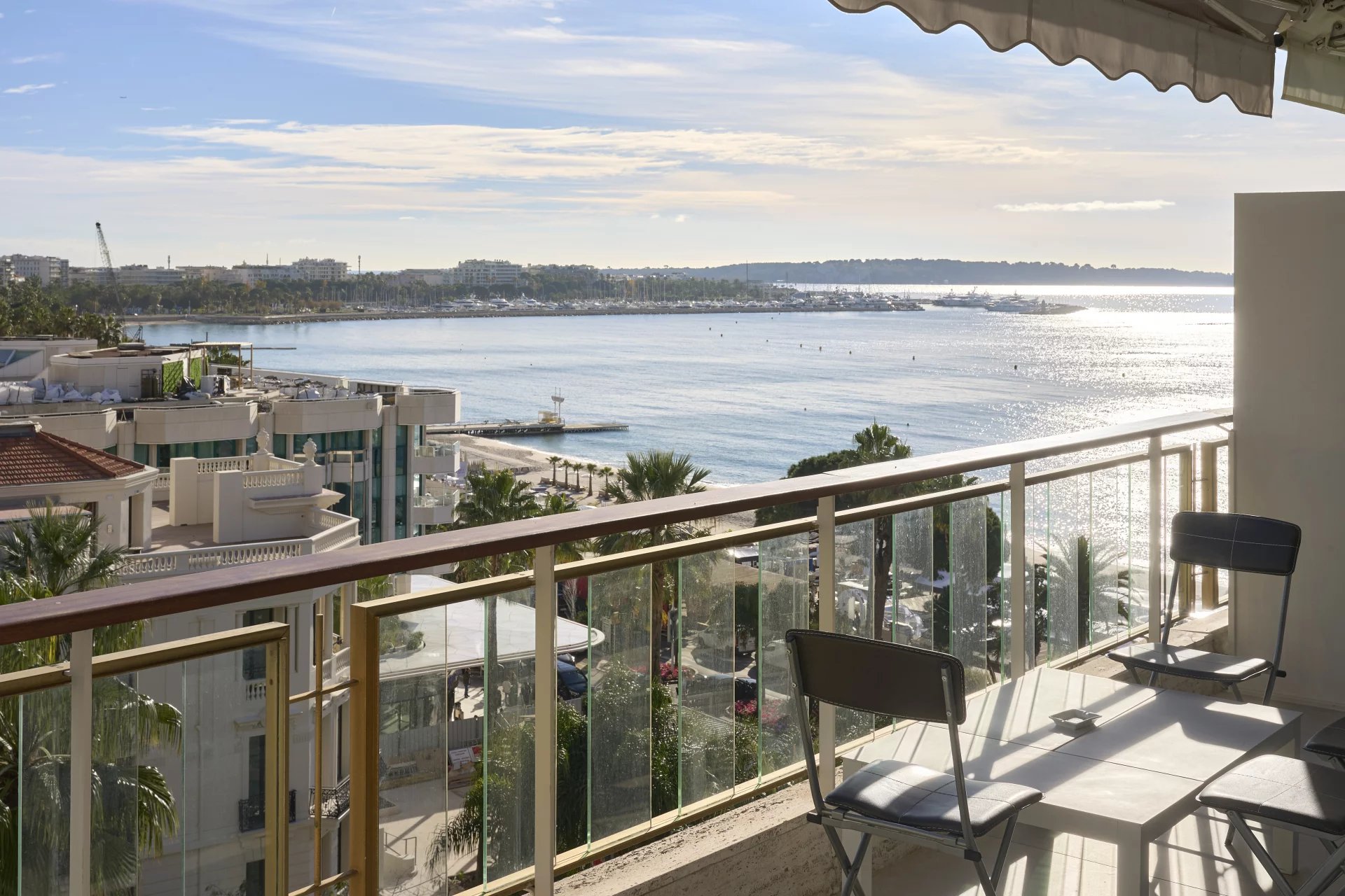 CANNES CROISETTE CENTER-TOP FLOOR APARTMENT  WITH 2 BEDROOMS- SEA VIEW