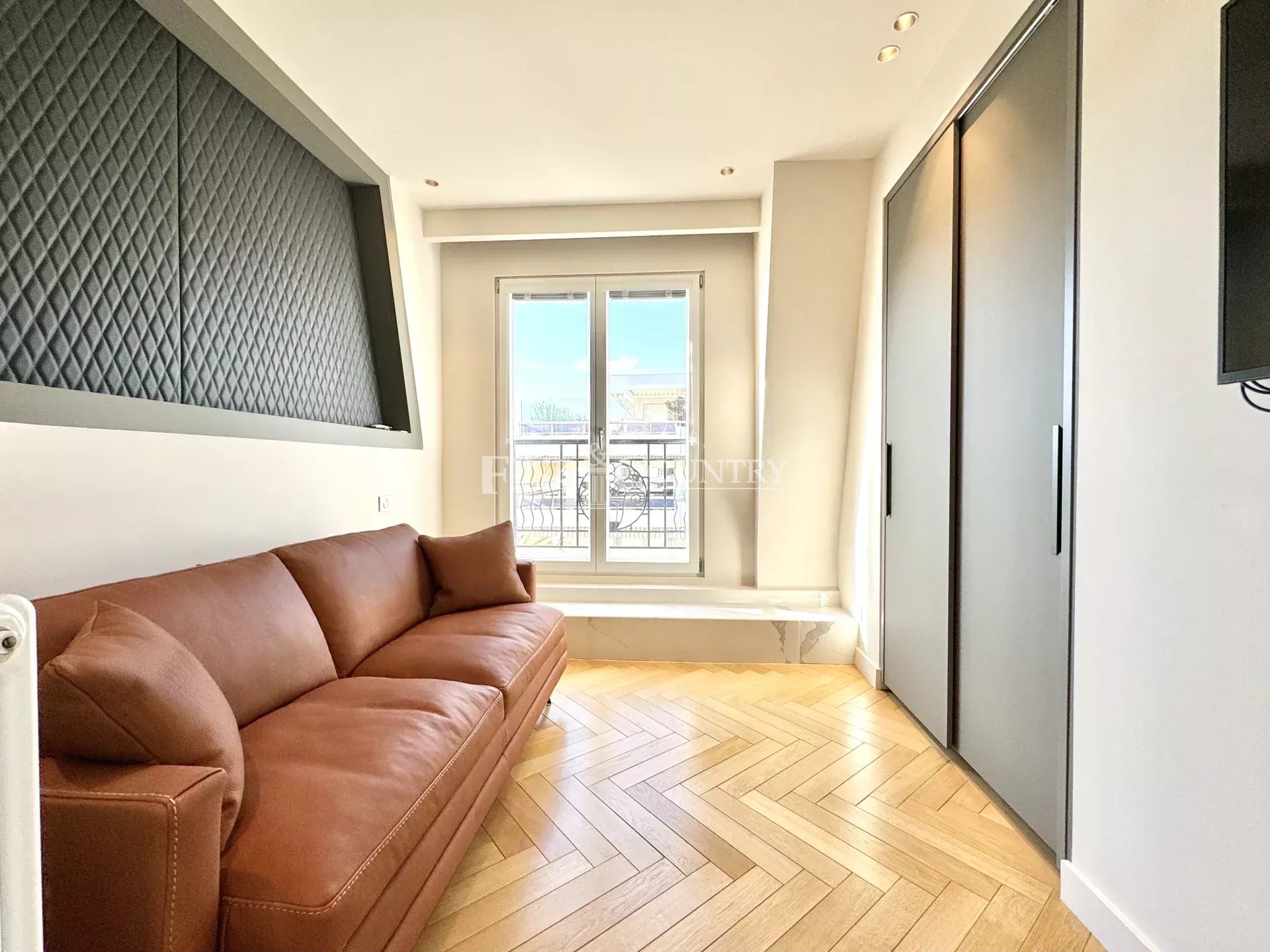 Photo of Topfloor apartment for sale in the Banane, Cannes