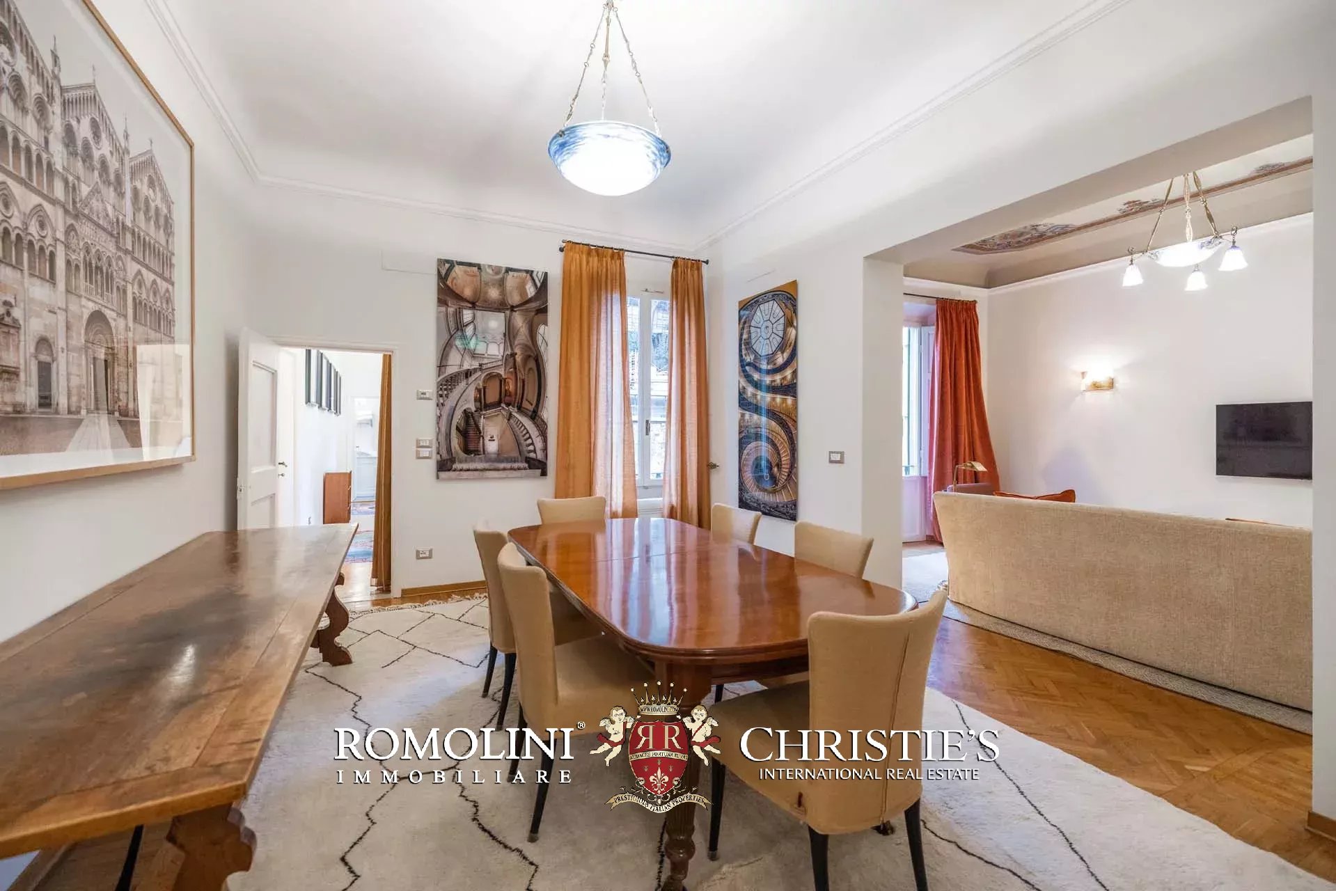 PRACHTVOLLER RESTAURIERTER PALAZZO MIT BLICK AUF DAS HISTORISCHE ZENTRUM VON FLORENZ ZU VERKAUFEN