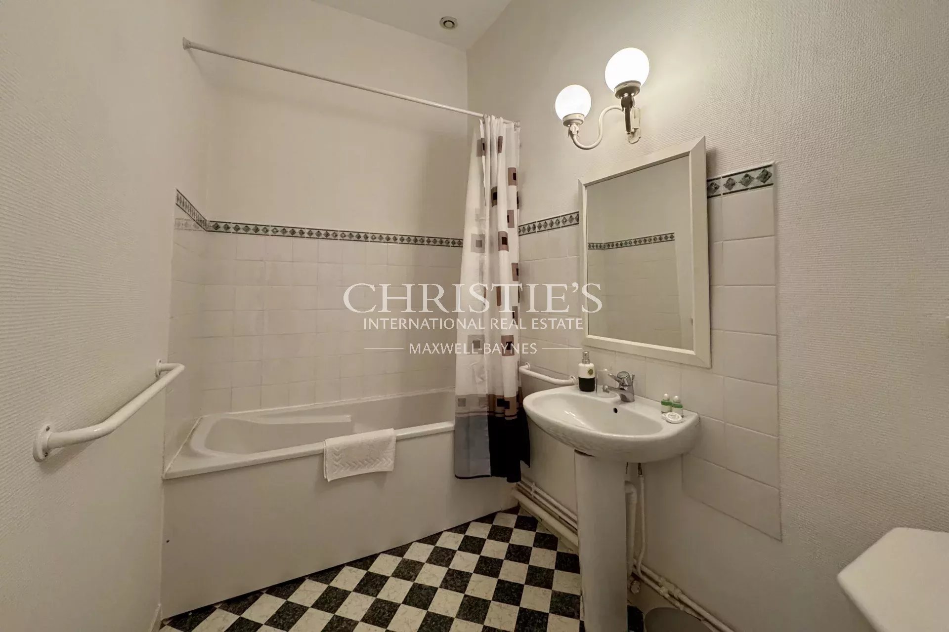 10 Bedroom Chateau's Image 38