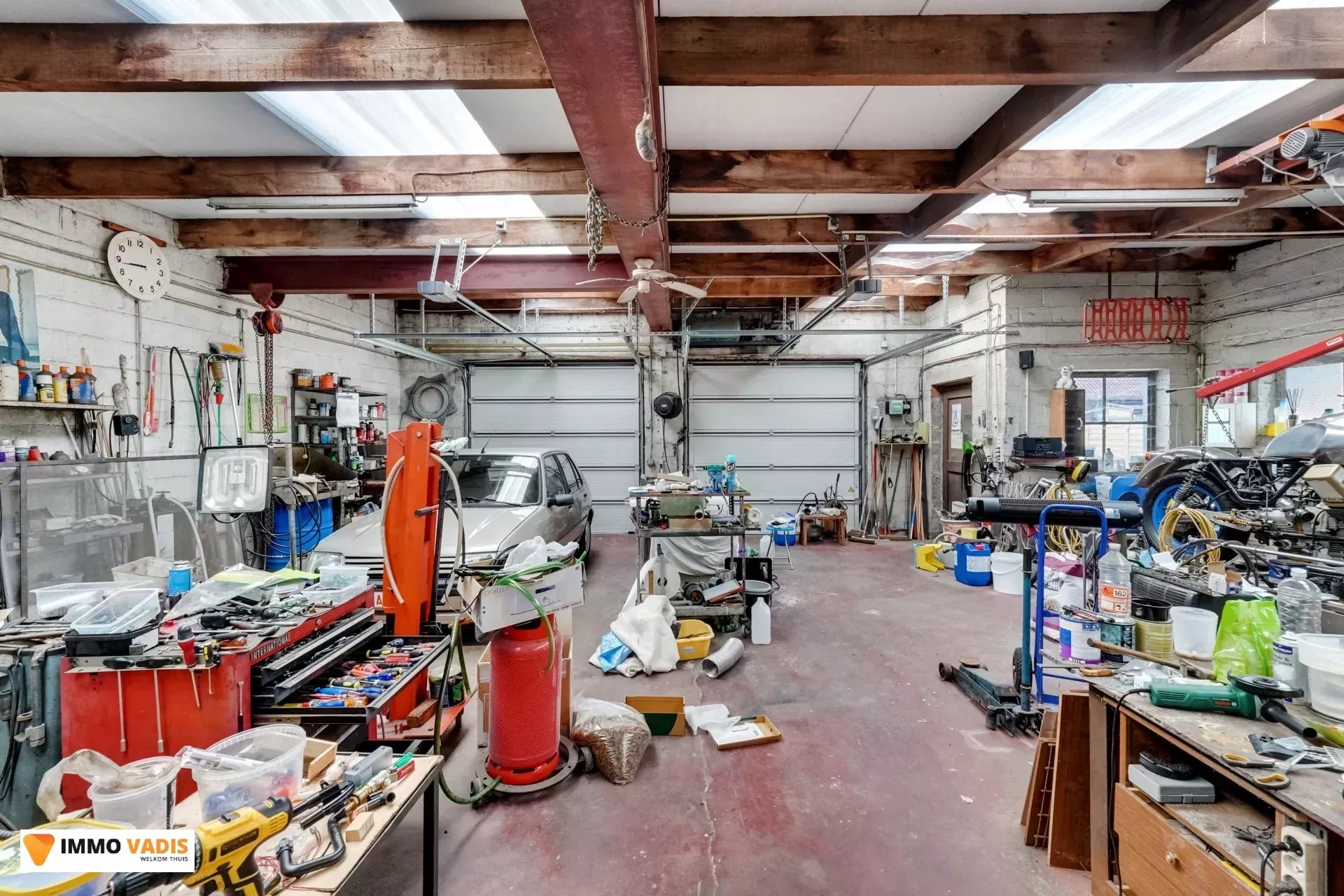 Te koop op lijfrente - Comfortabele villa met drie slaapkamers, twee garages en een magazijn.