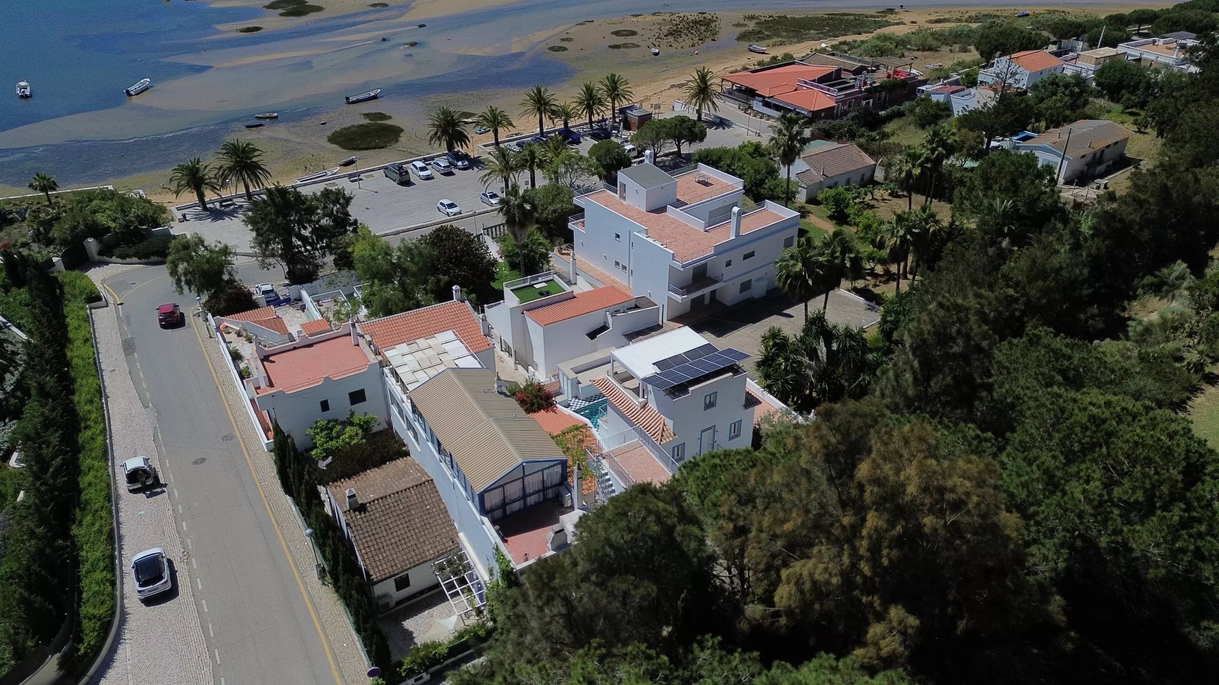 8-Bedroom House/Guesthouse in Praia da Fábrica 8900-057 image 1