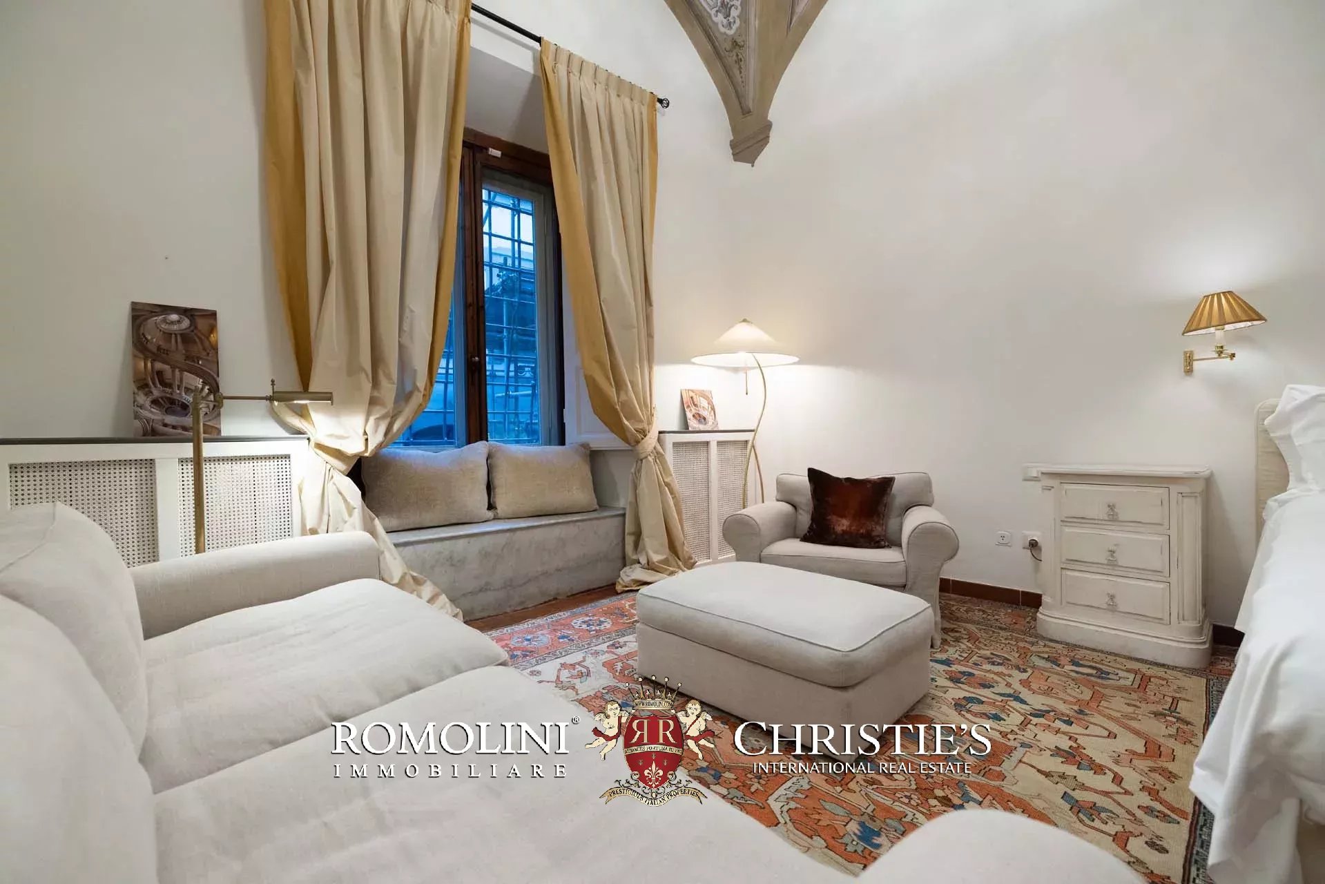 PRACHTVOLLER RESTAURIERTER PALAZZO MIT BLICK AUF DAS HISTORISCHE ZENTRUM VON FLORENZ ZU VERKAUFEN