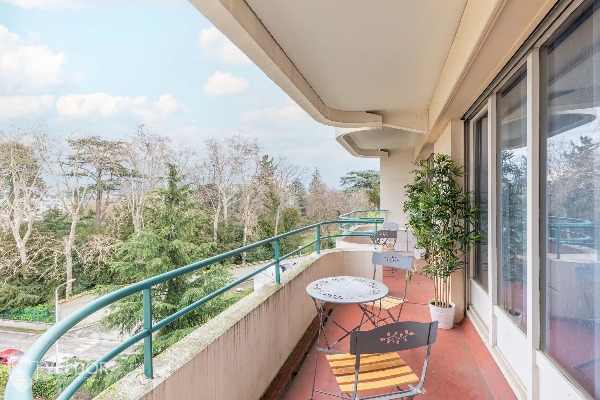 Bel appartement 73,68 m2 carrez  Lyon 9/ 3 pièces, très grand balcon 1 cave et 2 places de parking