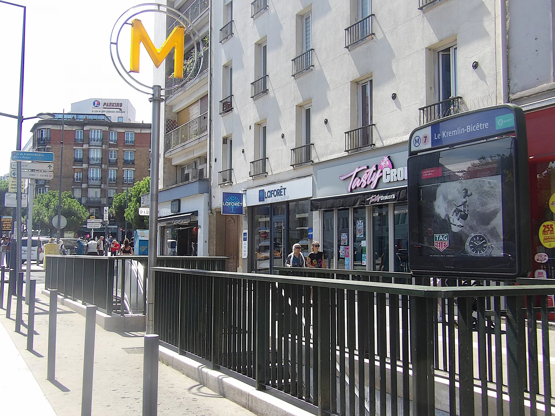 GRAND APPARTEMENT 3 PIECES AVEC CAVES ET PARKING A DEUX PAS DES METROS 7 ET 14 !
