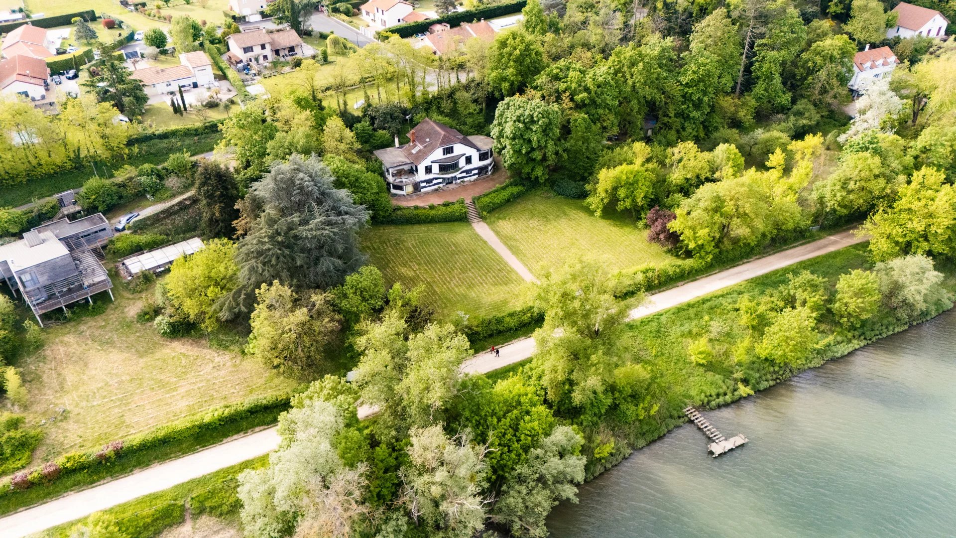 Maison 250 m² sur 4000 m² de terrain en bord de Saône avec ponton privatif