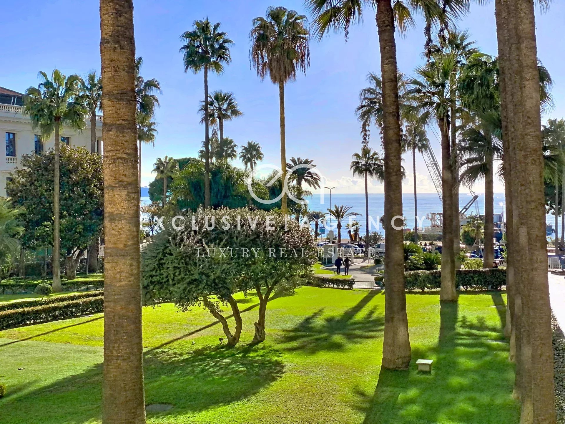 Cannes Croisette Renovated 82m² 2-bedroom apartment with sea view