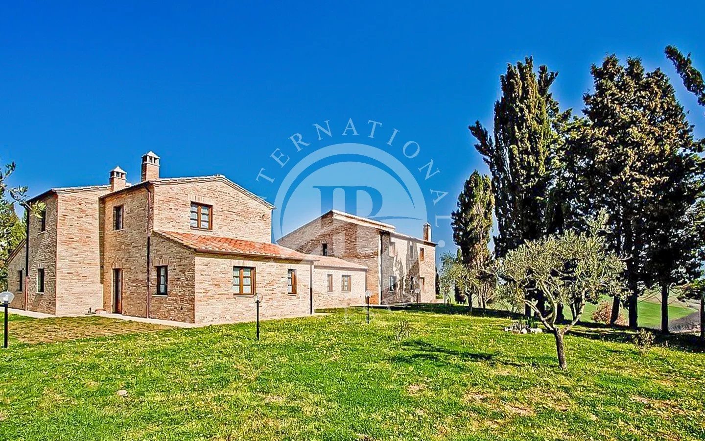 Villa in Asciano - view 1