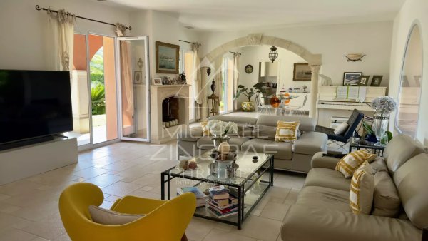 Single-storey villa facing Saint Paul de Vence village — photo 4