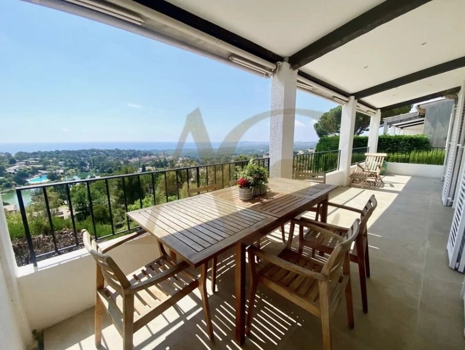 EXCLUSIVE! Breathtaking sea view, renovated 4-room apartment, air-conditioned.