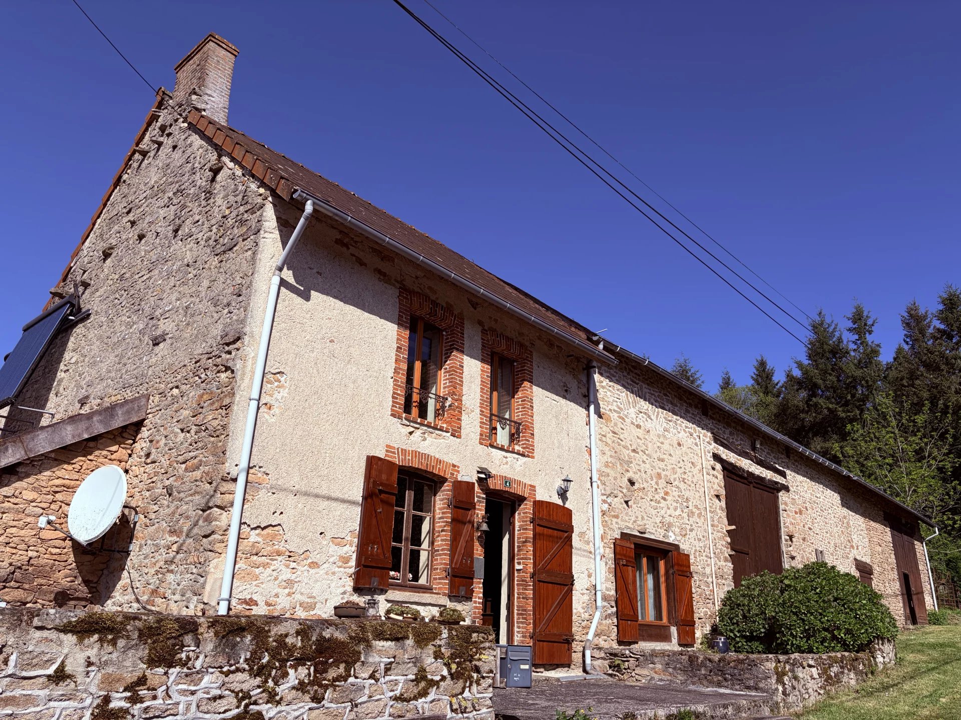 Freistehendes Haus mit großen Scheunen – Haute-Vienne 87
