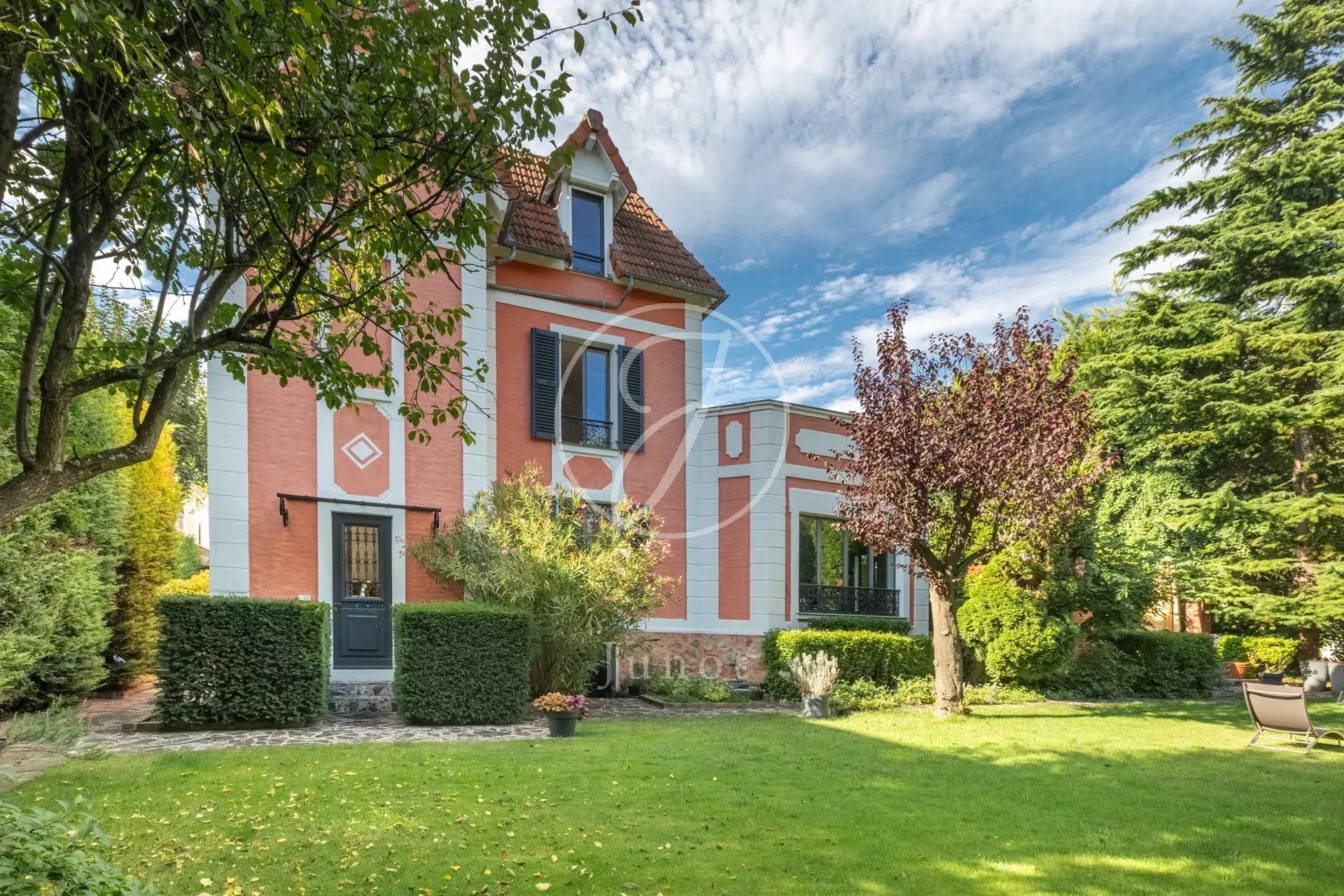 Garches - LA GARE - Maison à vendre - 204m² - 4/5 chambres - Terrain 916m².