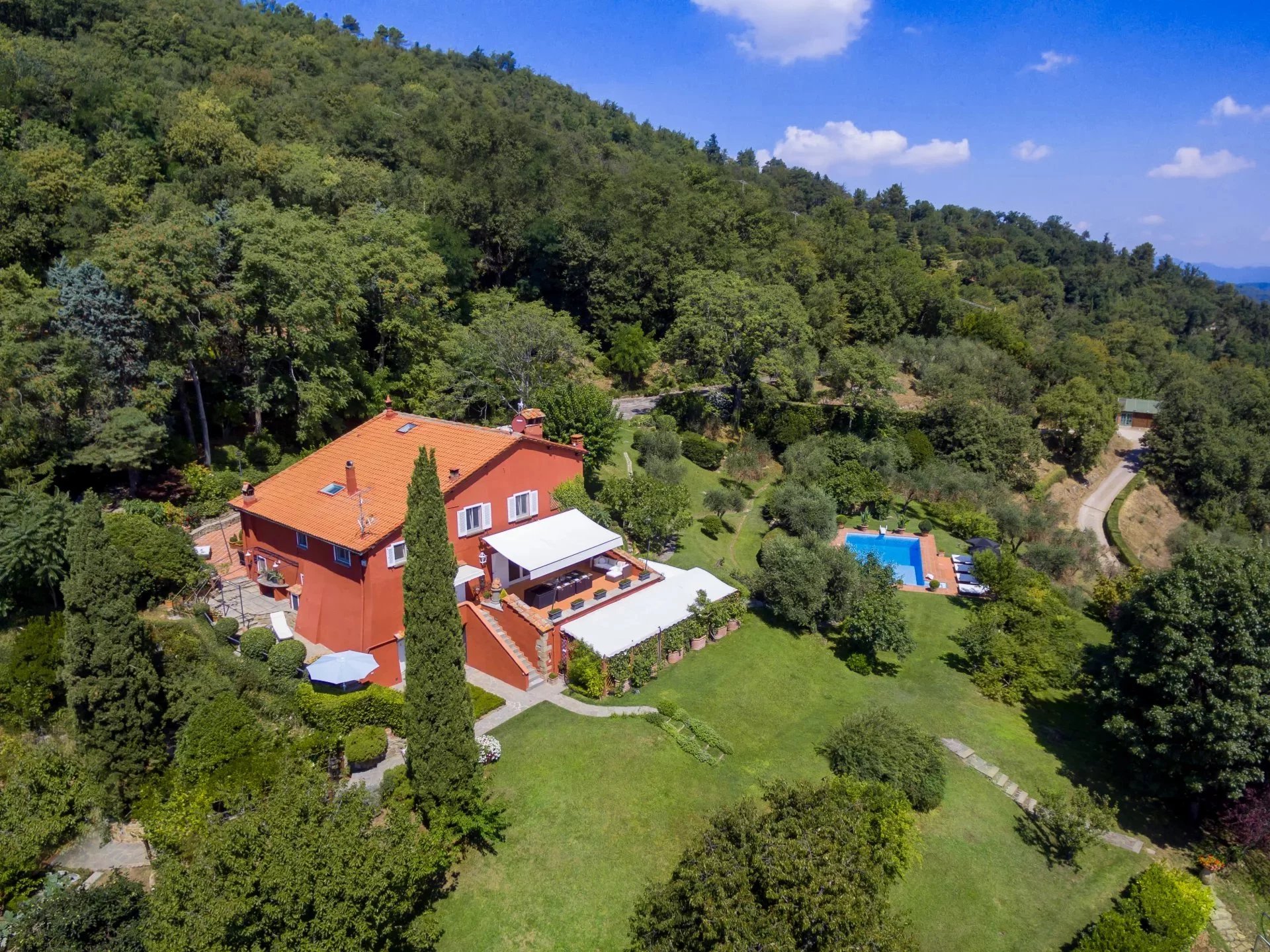 FIRENZE Colline: VILLA  in affitto in esclusiva in splendida posizione panoramica con PISCINA privata.