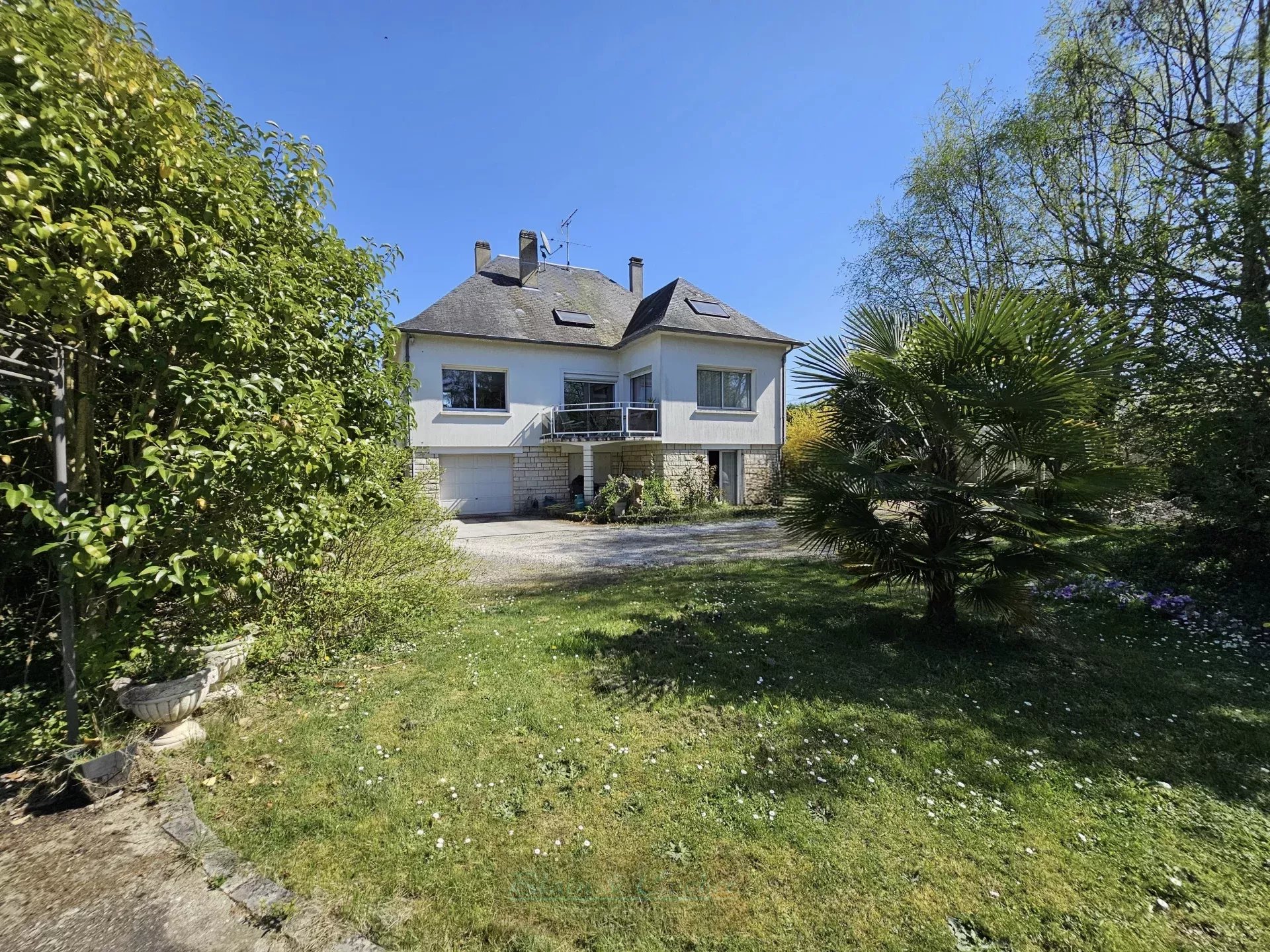 Pavillon d'Exception à Villemandeur avec Piscine et Jardin