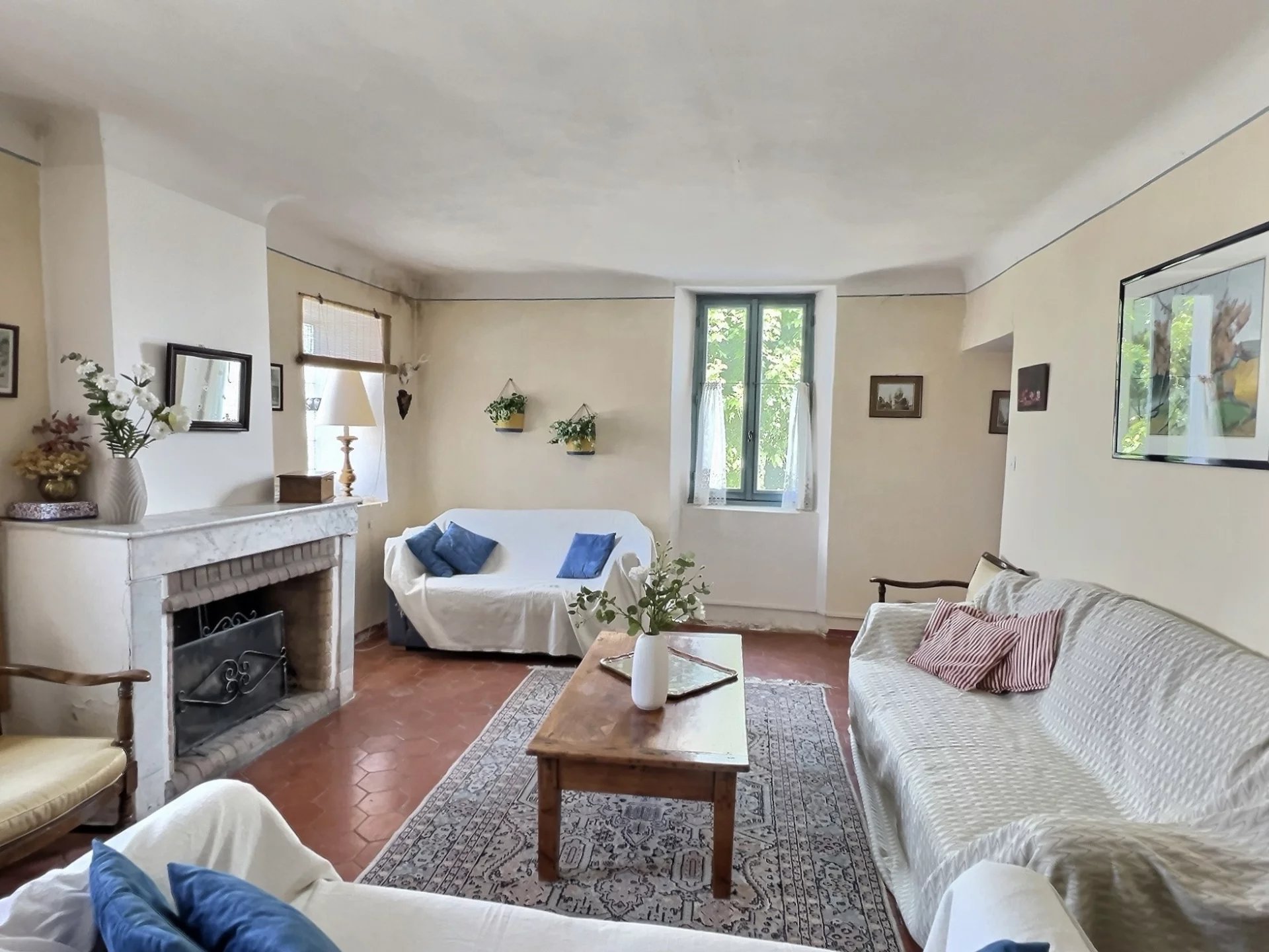 Charme et élégance pour cette superbe maison de village à Saint Martin de Pallières (proche Rians)