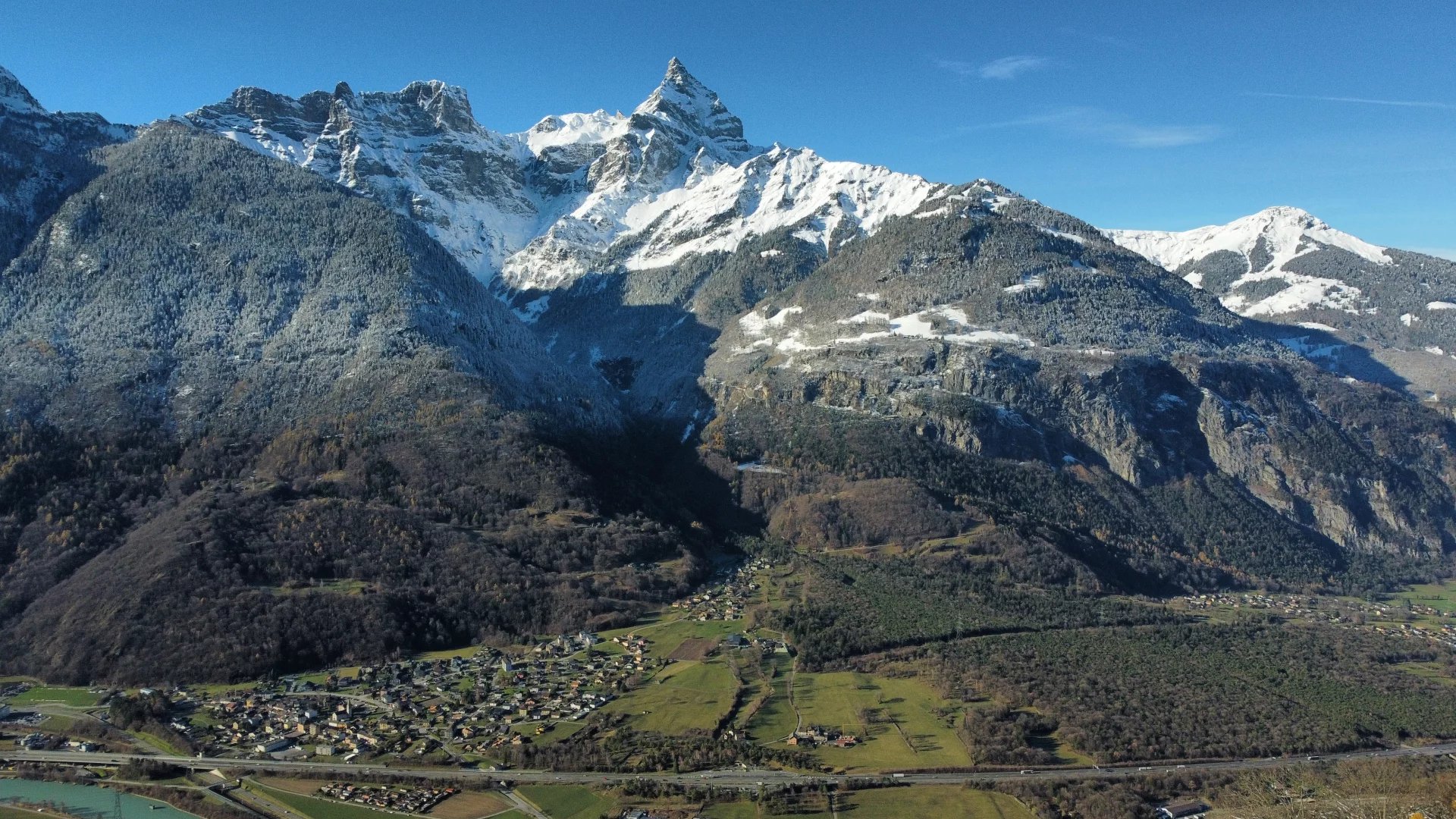 Vue panoramique sur le Mont-Blanc et la Cime de l'Est