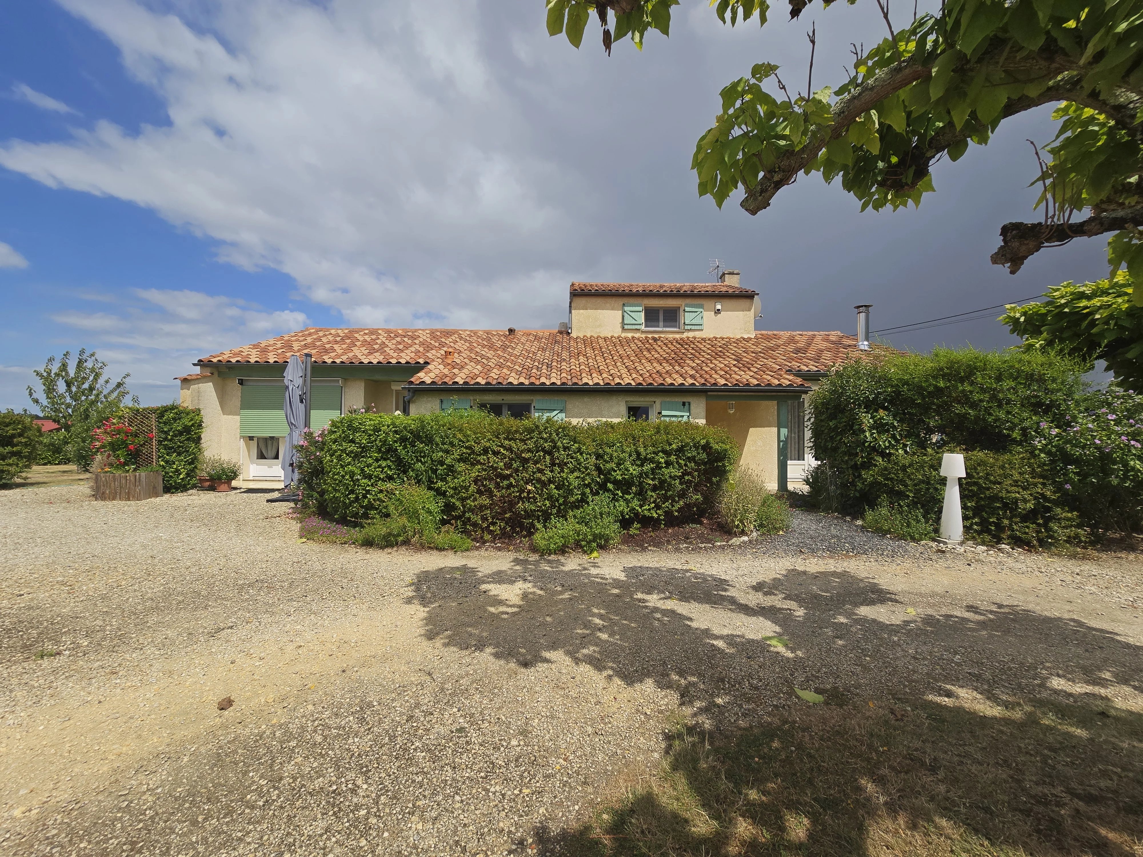 Maison familiale avec piscine et jardin arboré au calme