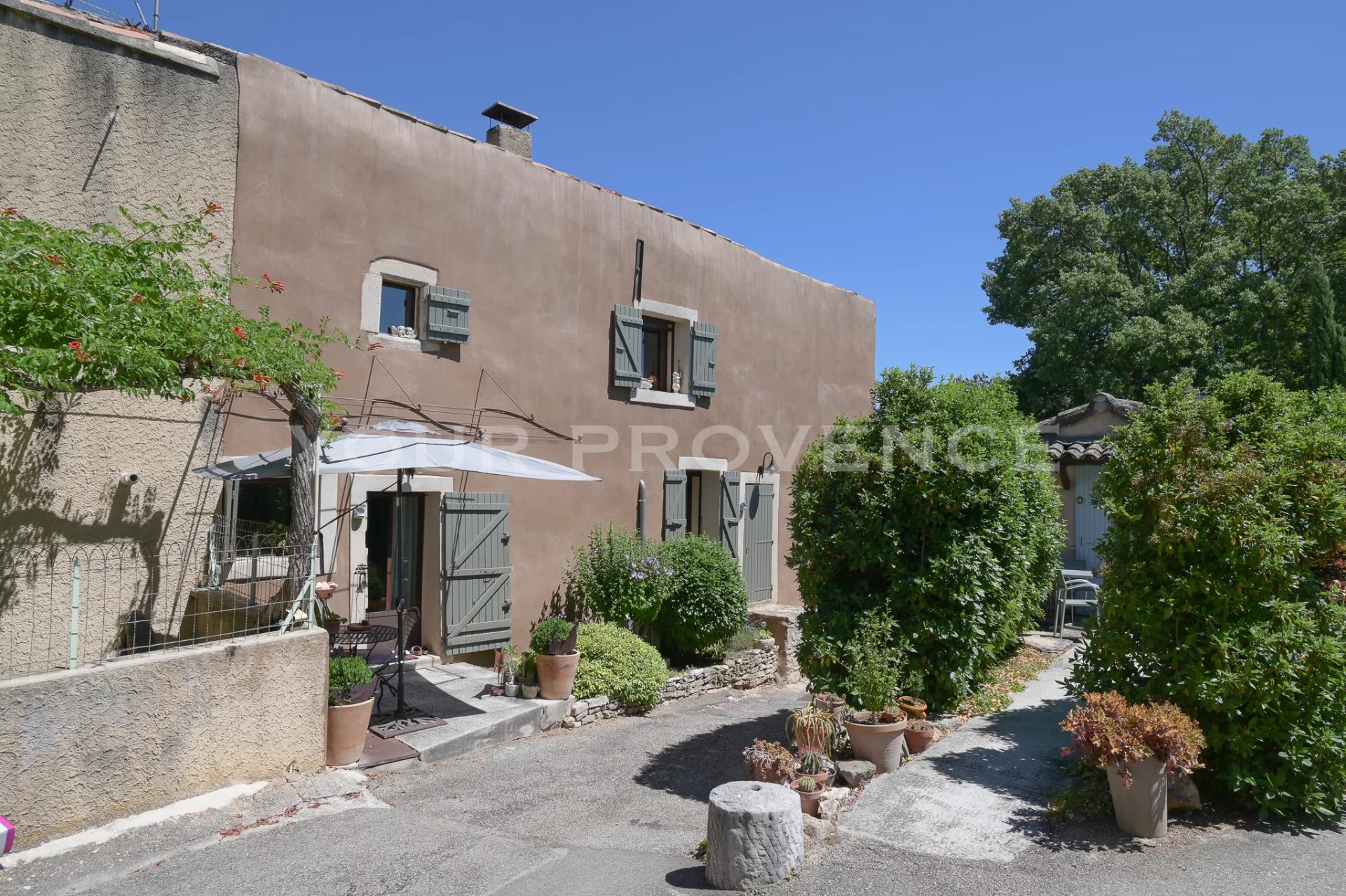MAISON DE HAMEAU AVEC TERRASSE, VUE, ET UN STUDIO