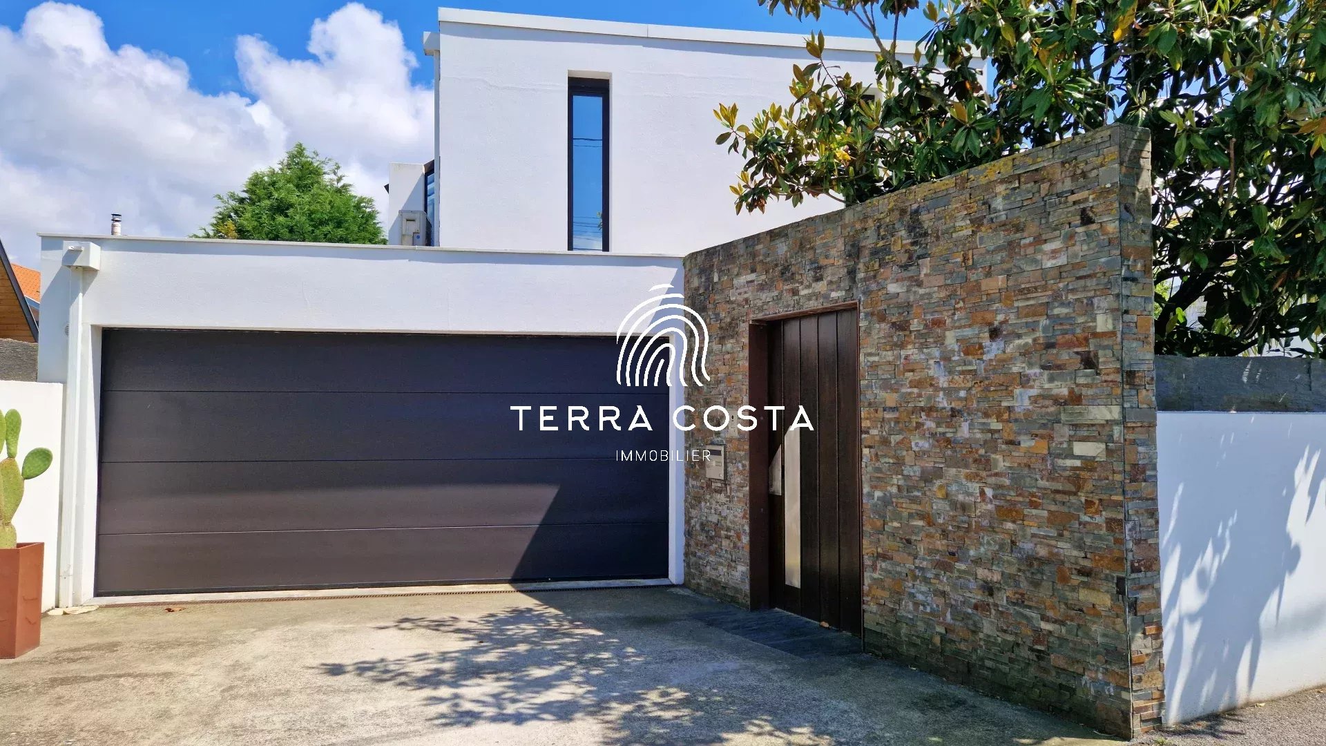 Maison contemporaine entre plages et commerces