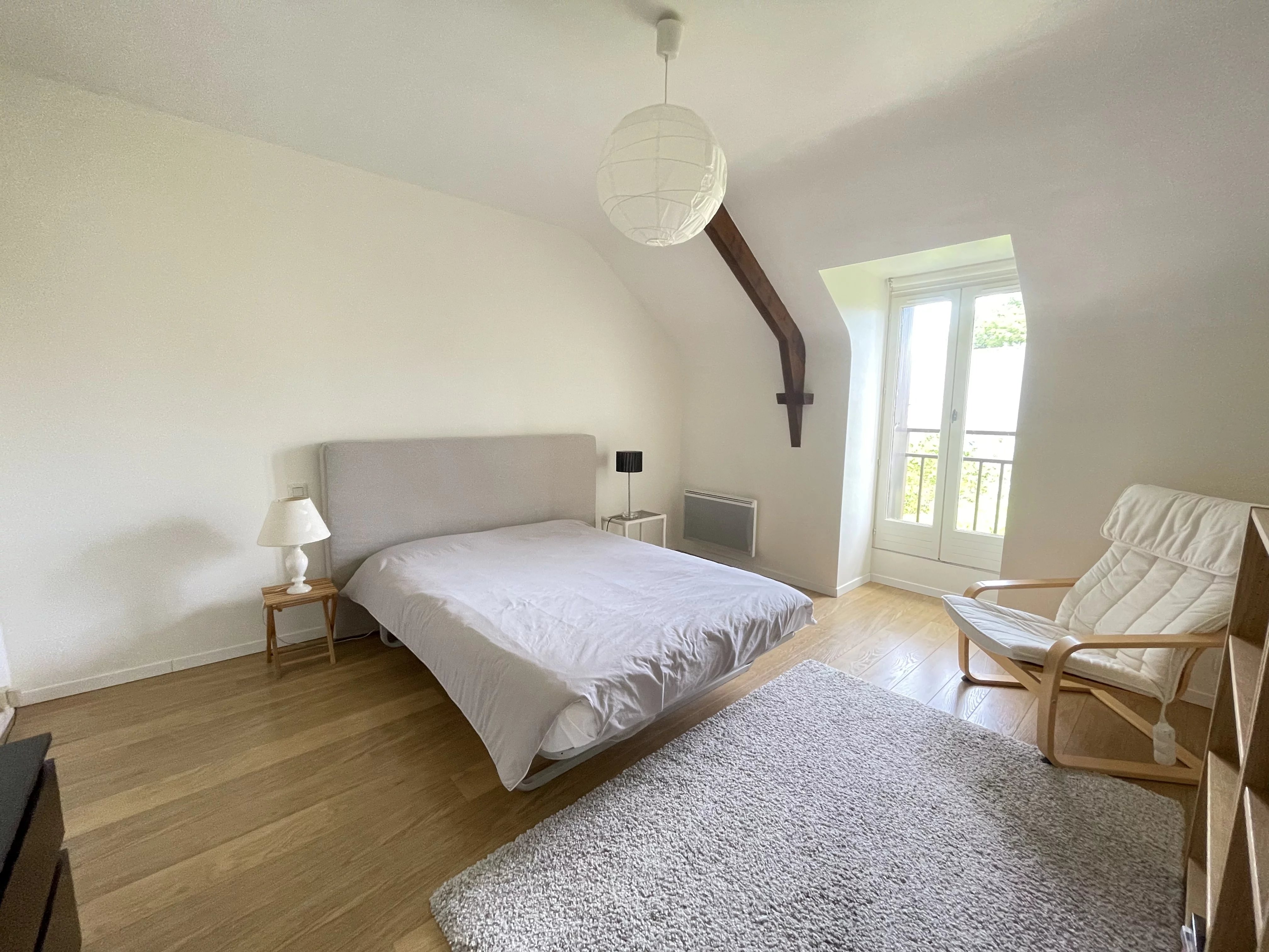 EMPLACEMENT IDÉAL À LANVALLAY – MAISON FAMILIALE AU CALME, PROCHE DES COMMODITÉS