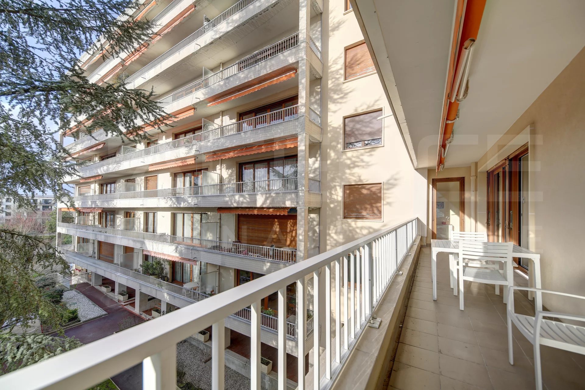 Agence immobilière de PARIS - LONDON - PAROS