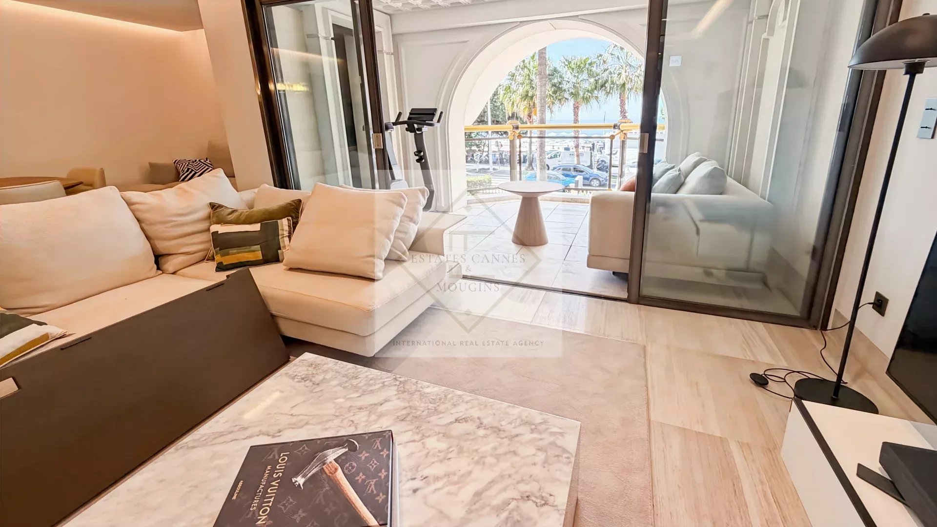 Cannes – Croisette : Appartement d’exception dans résidence historique avec vue mer panoramique — photo 26