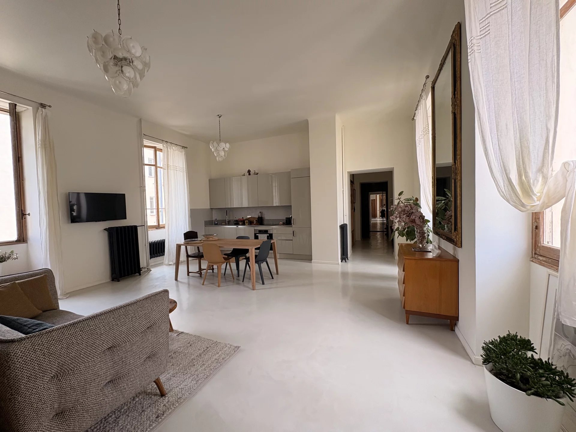 3 PIÈCES RÉNOVÉ PAR DESIGNER DANS UNE RÉSIDENCE HISTORIQUE DE NICE