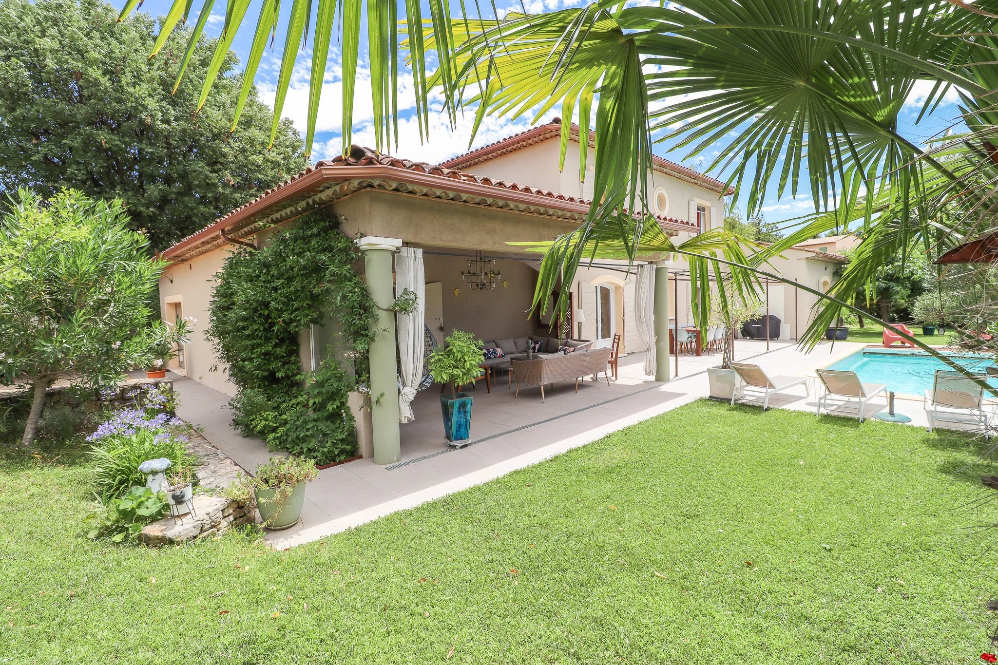 Dans la campagne provençale : Maison d'architecte avec piscine, au calme et accès facile. Coup de coeur