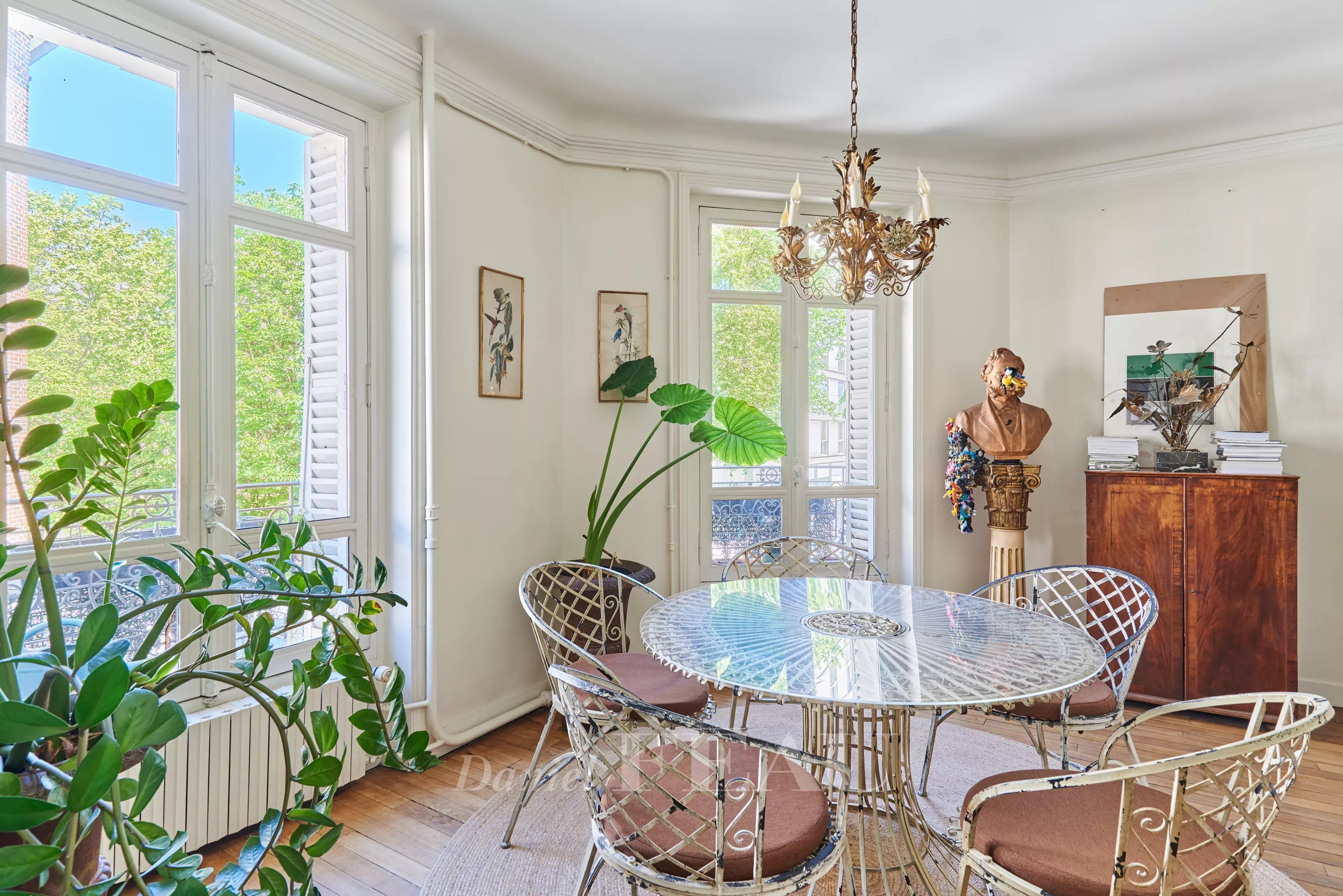 Salle à manger en angle avec vue dégagée