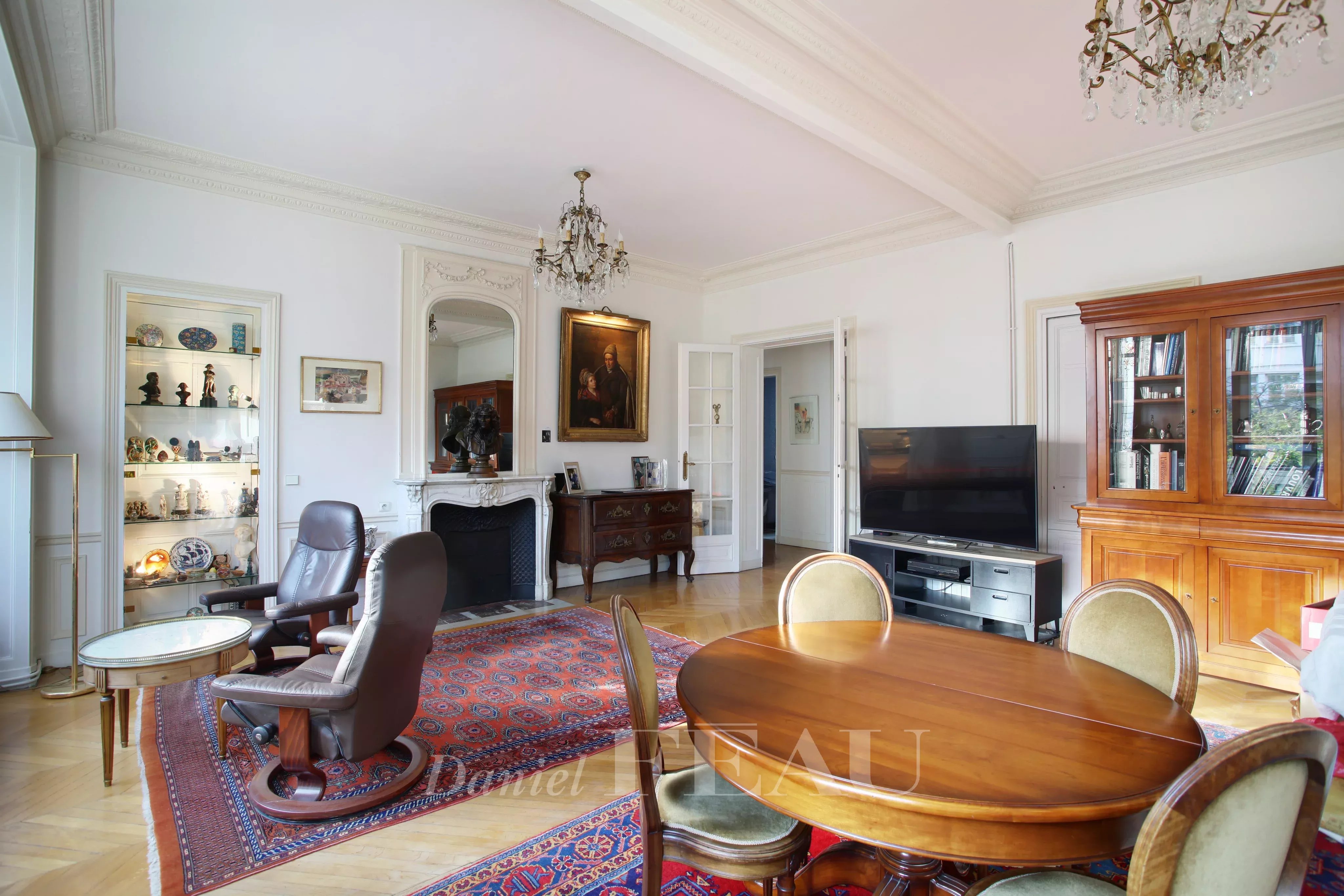 Séjour, parquet, moulures, cheminée 