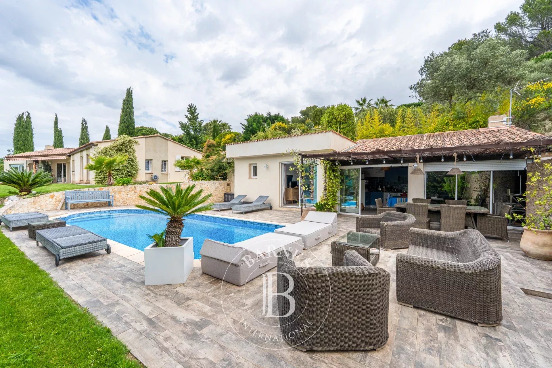 UNDER SALE OFFER - ÉGUILLES – SINGLE-STOREY VILLA – 205 SQM – INDEPENDENT ONE-BEDROOM APARTMENT – POOL – PANORAMIC VIEW – ABSOLUTE TRANQUILITY - picture 4