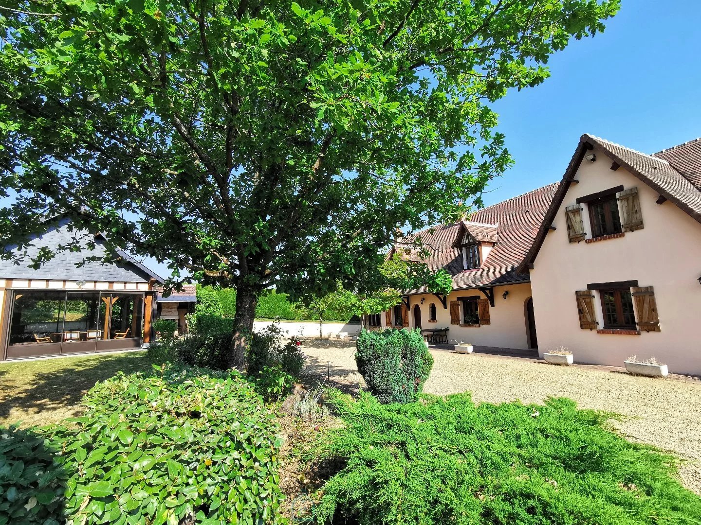 Propriété 5 chambres, garages, piscine et dépendances à 10 minutes de Tours