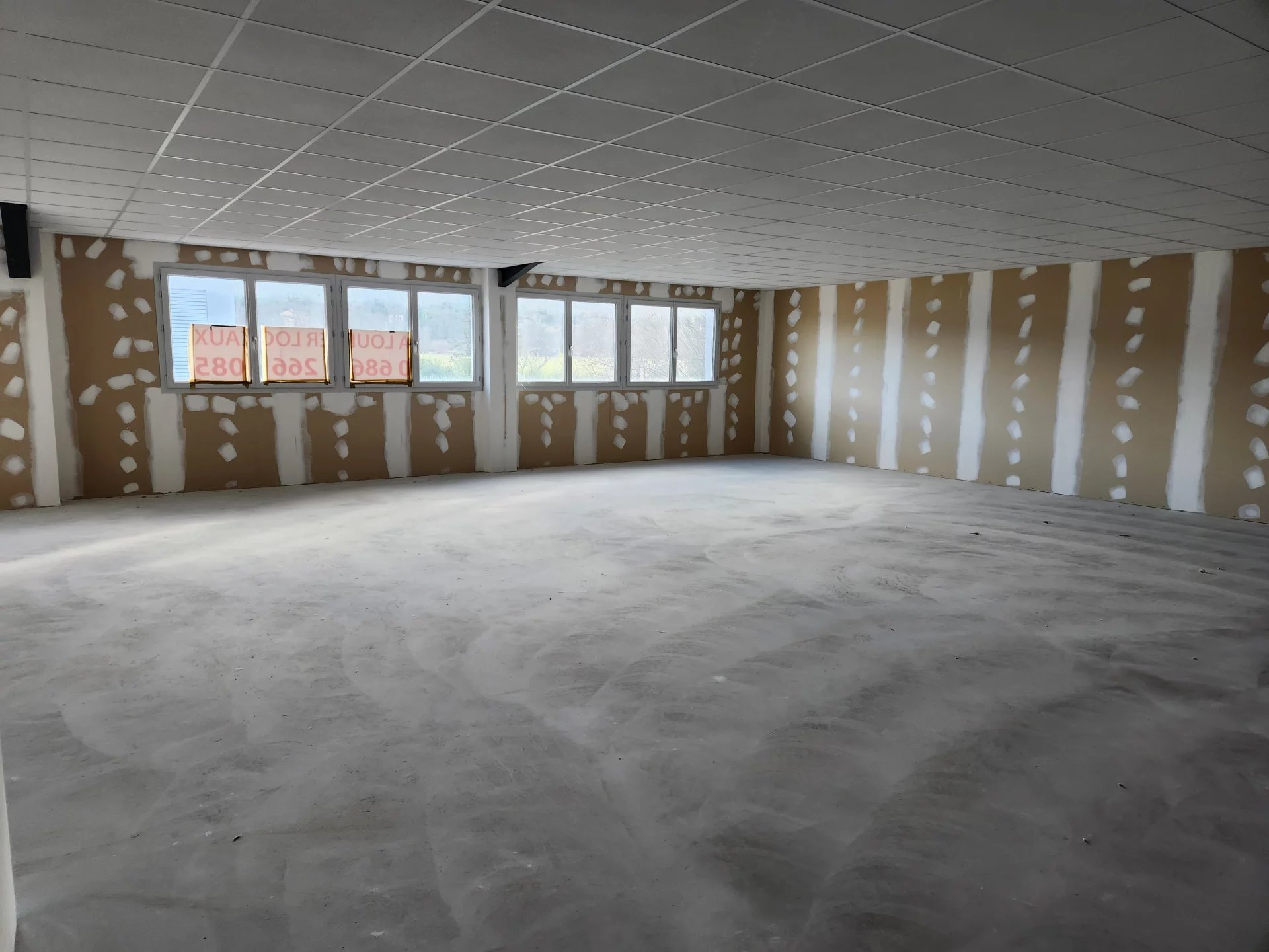 Superbes locaux la Liquière