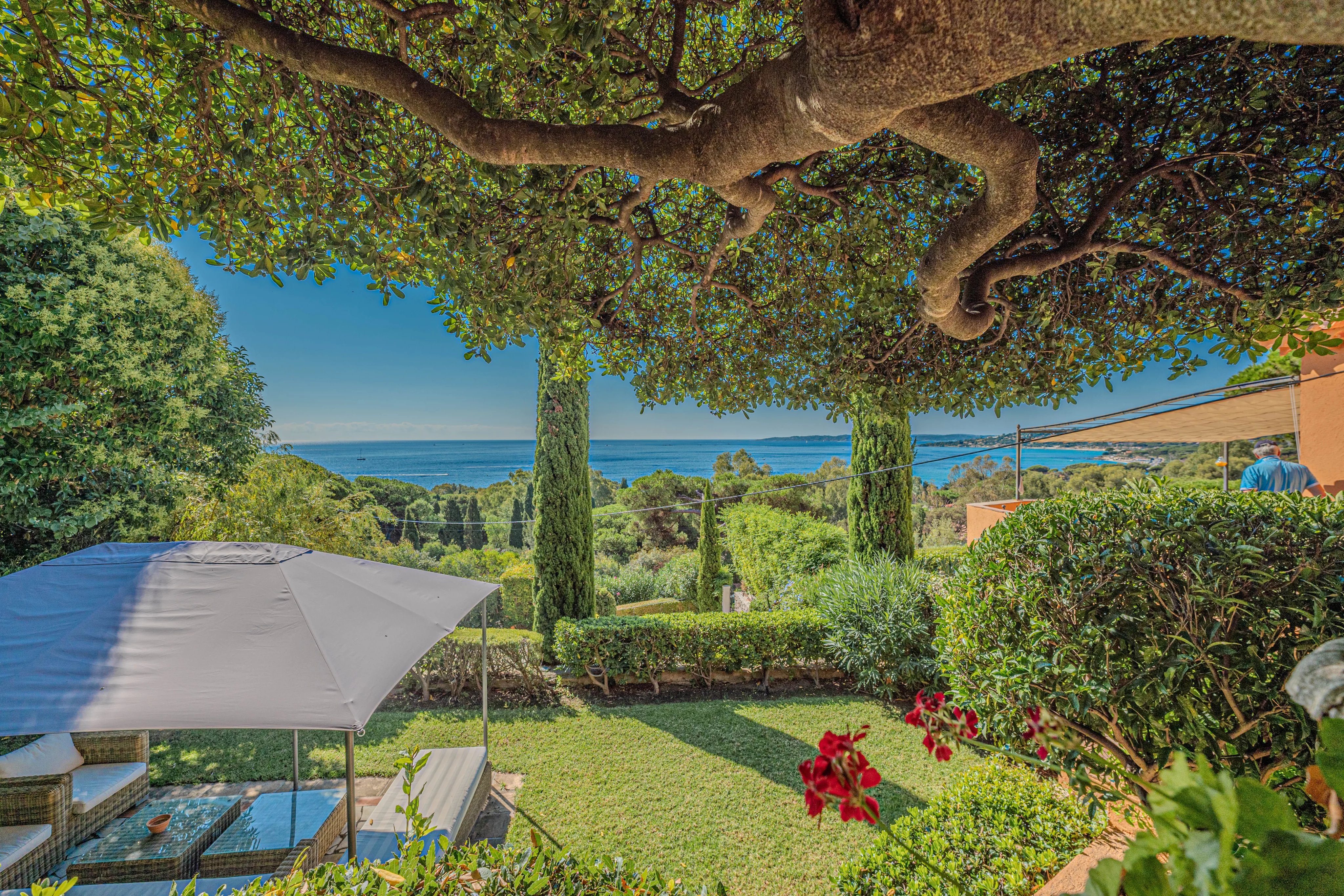 SAINTE MAXIME: Beautiful Provencal property within walking distance of the beach (600m)