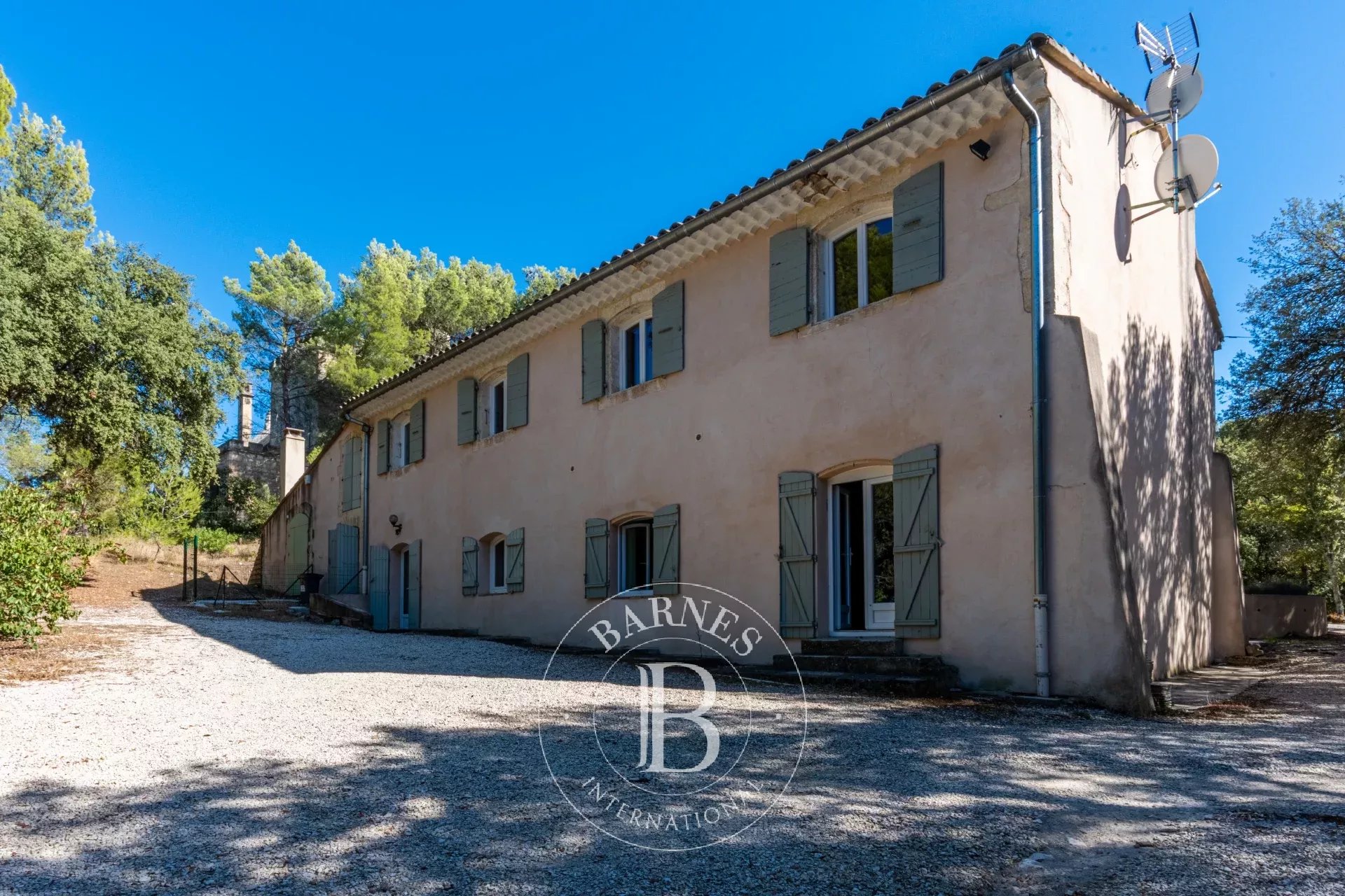 COUNTRY OF AIX EN PROVENCE - GATES DU LUBERON - CASTLE AND MAS 18th CENTURY - 6 ROOMS - ANNEXES - FOREST ESTATE 70 HA - PANORAMIC VIEW - picture 5