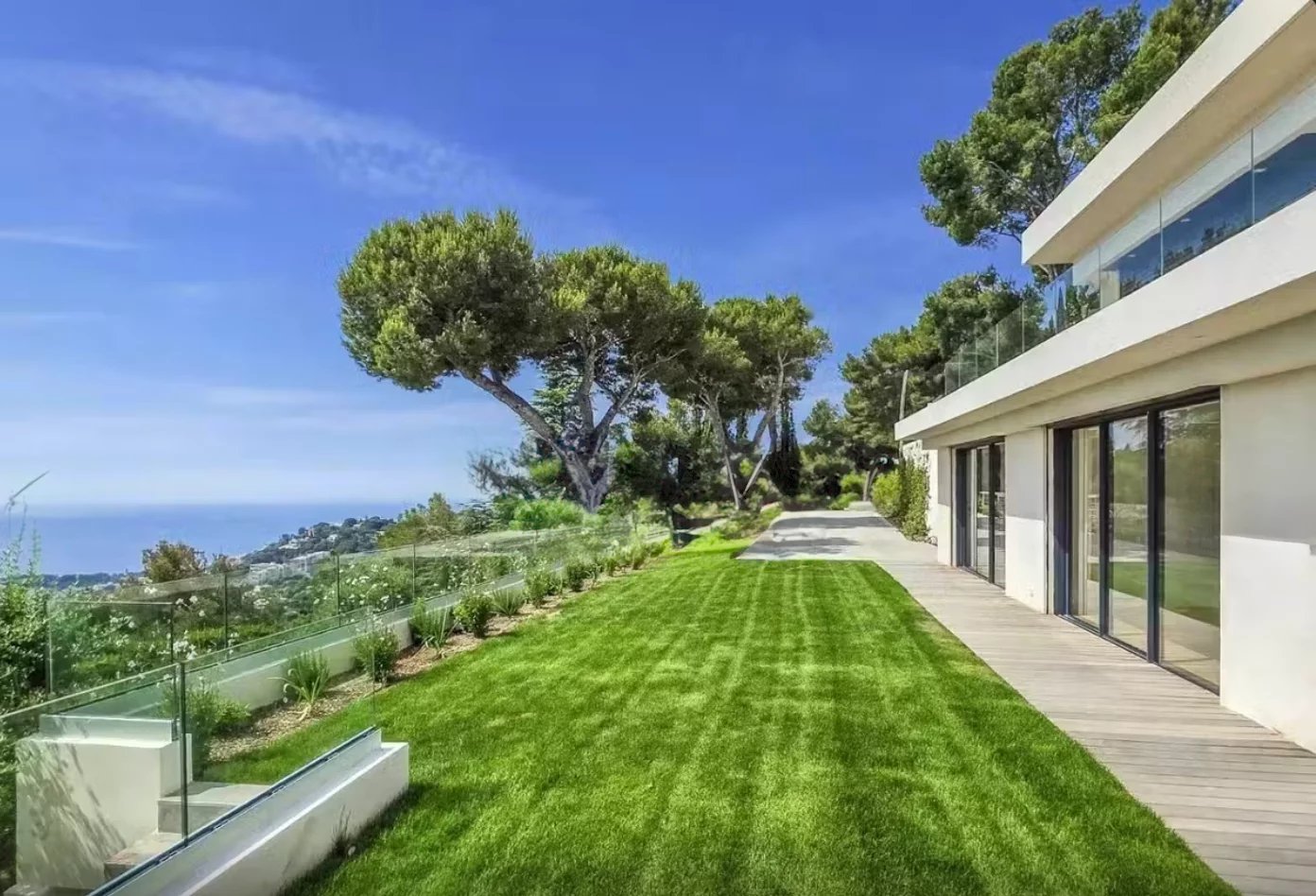 ROQUEBRUNE CAP MARTIN - SUPERBE VILLA CONTEMPORAINE 5 PIÈCES AVEC VUE PANORAMIQUE MER PISCINE DOUBLE GARAGE PARKING