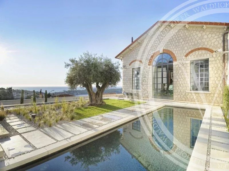Loft industriel rénové avec vue imprenable sur la mer et Saint Jean Cap Ferrat