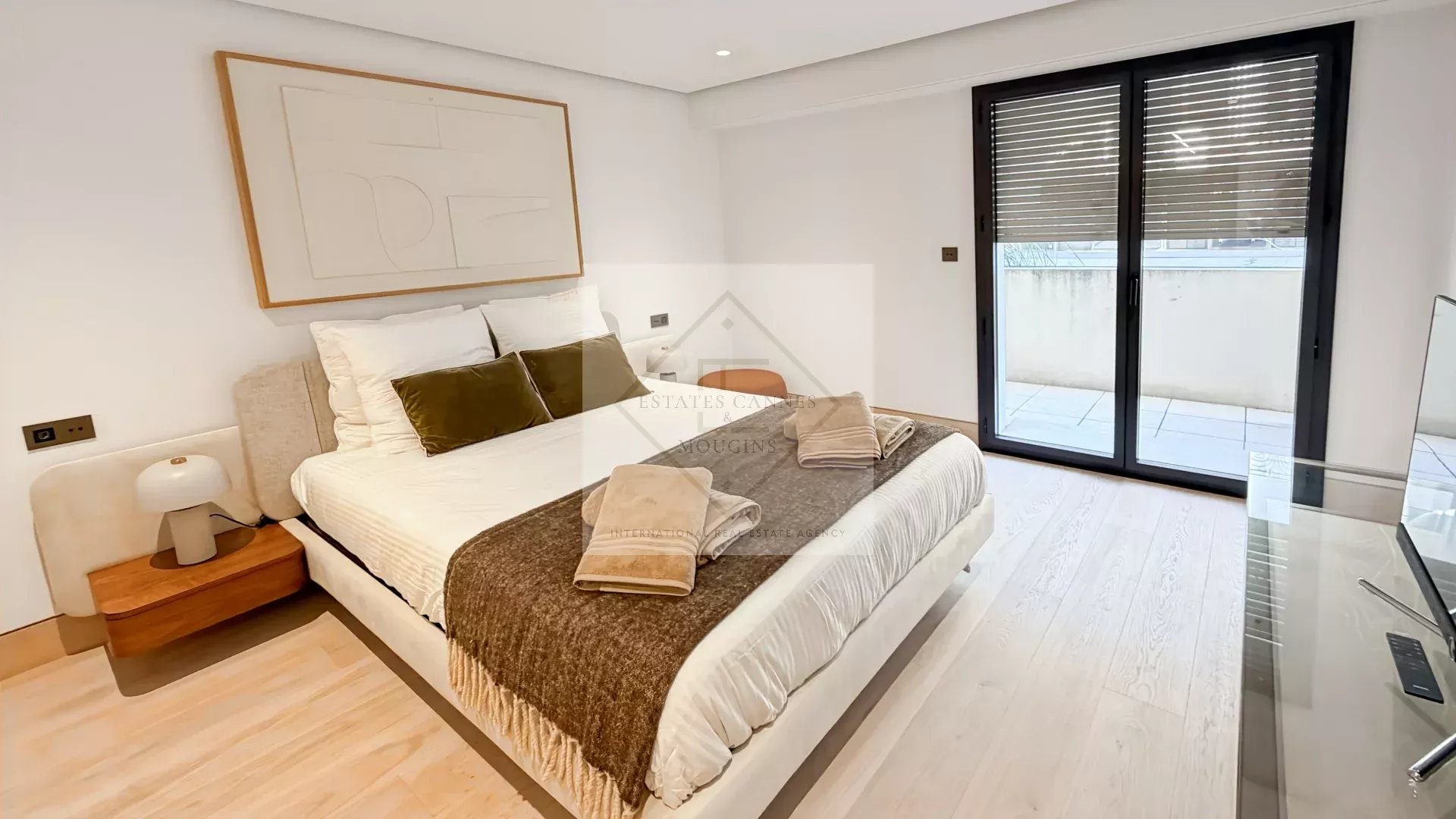 Cannes – Croisette : Appartement d’exception dans résidence historique avec vue mer panoramique — photo 33