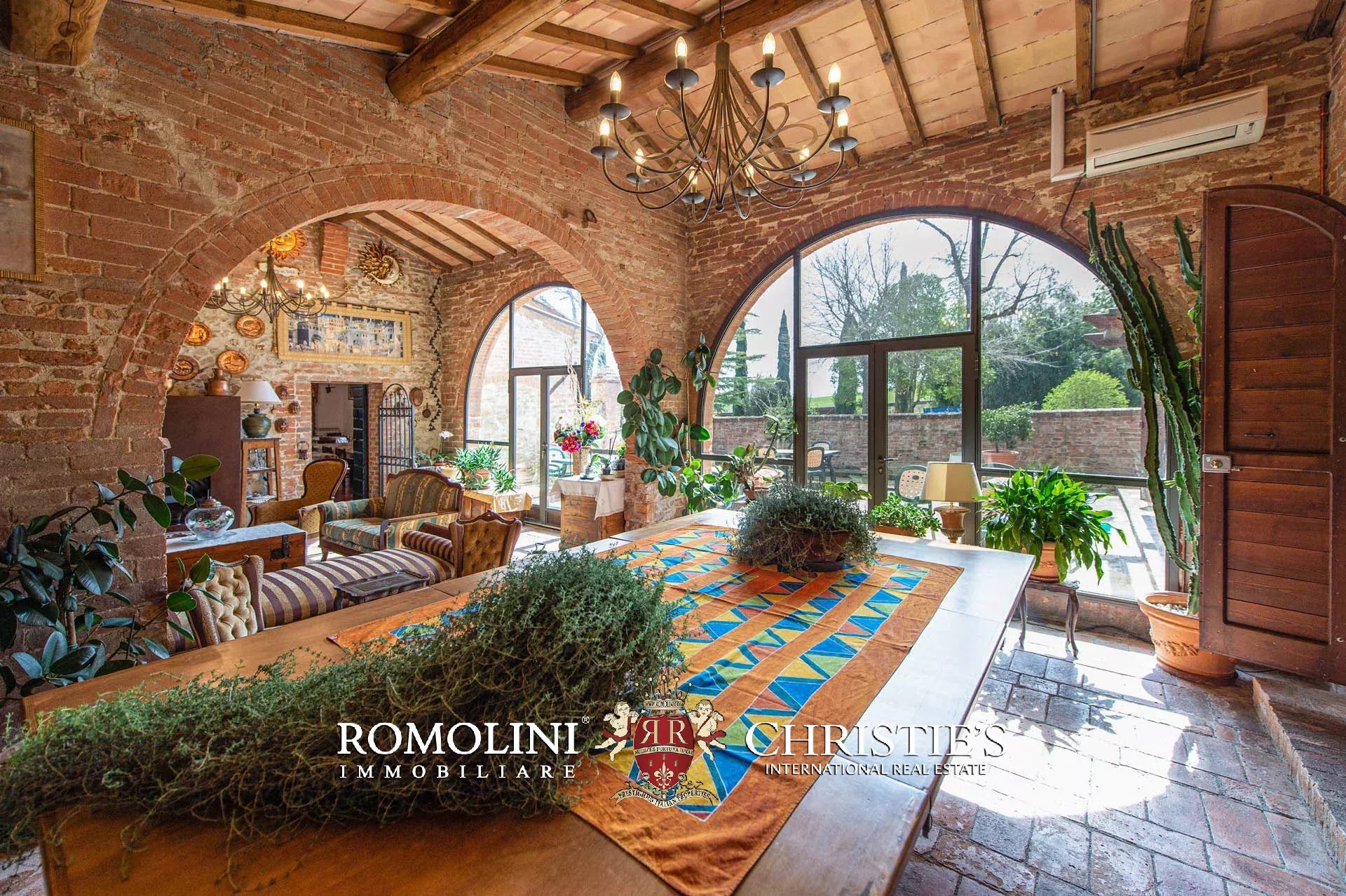 VILLA CON PISCINA E VIGNETO IN VENDITA A SIENA, TOSCANA