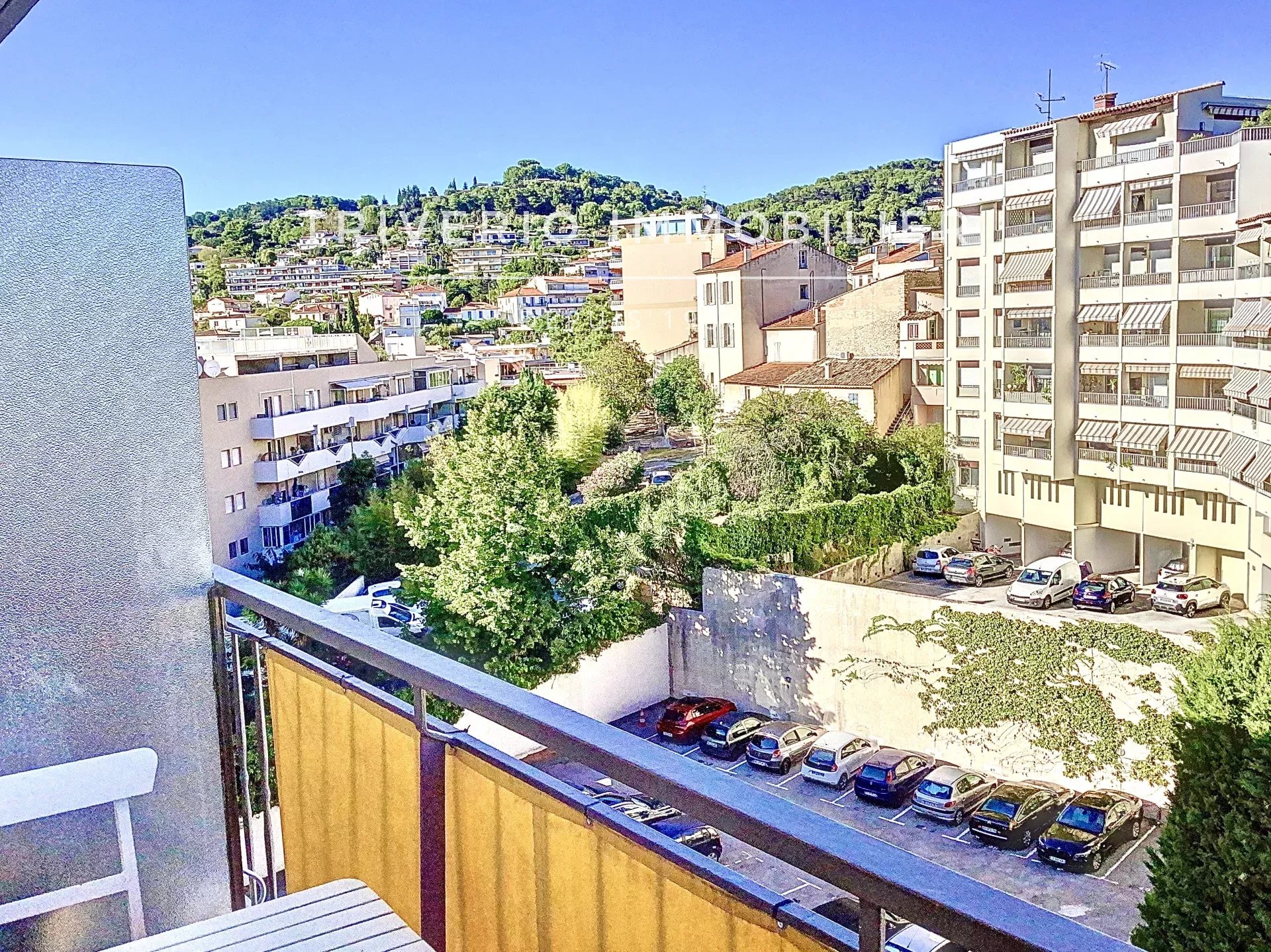 STUDIO DERNIER ETAGE