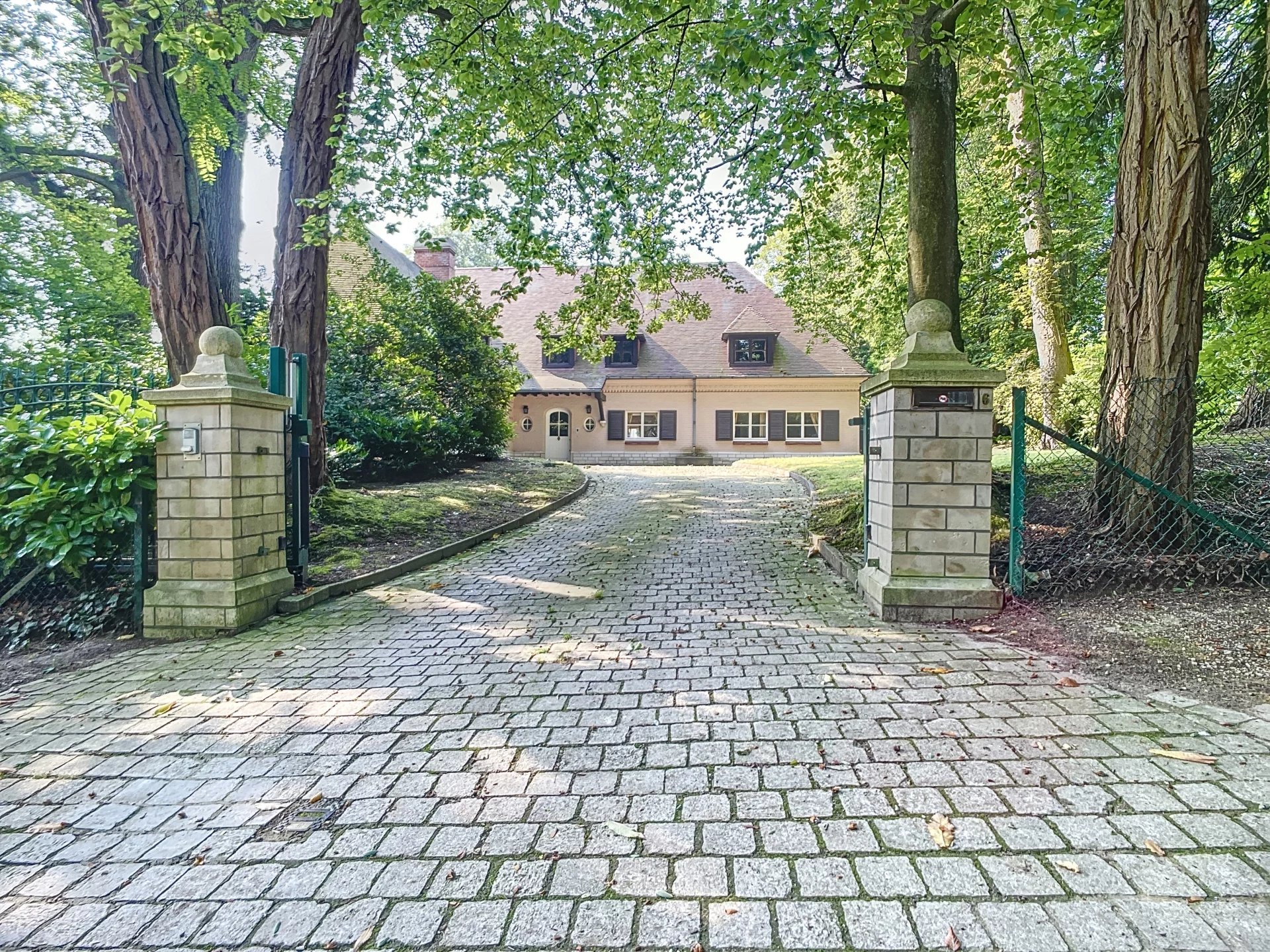 Bechet – Villa à rénover avec jardin et piscine