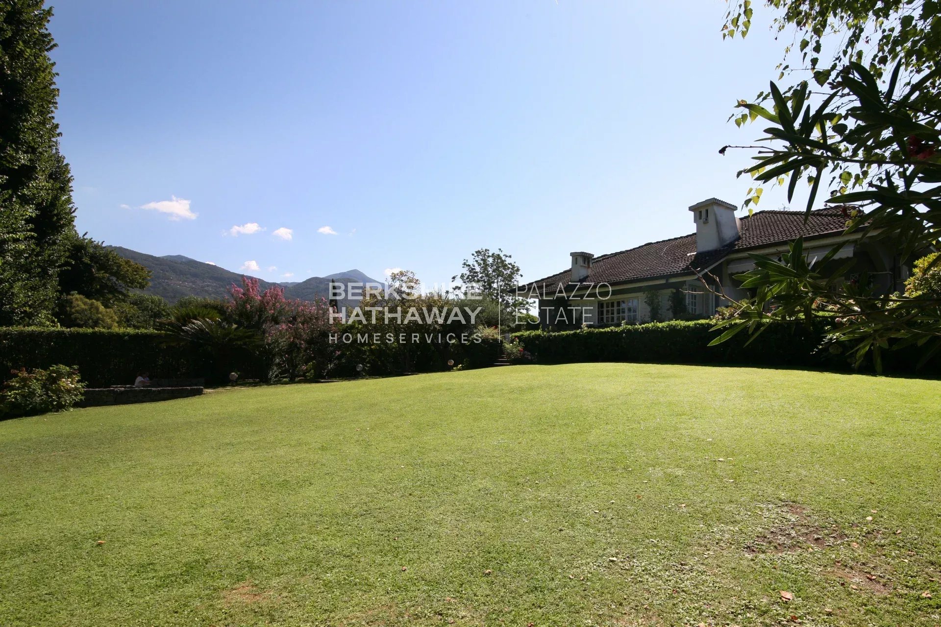 Magnificent detached villa with a large garden, minutes from the sea and Pietrasanta