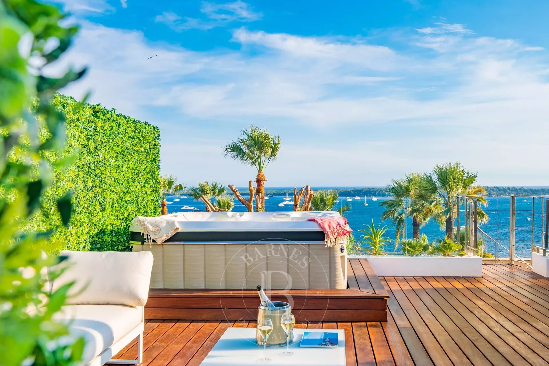 CANNES CALIFORNIE - 3 BEDROOMS - ROOF TERRACE - JACUZZI - PANORAMIC SEA VIEW