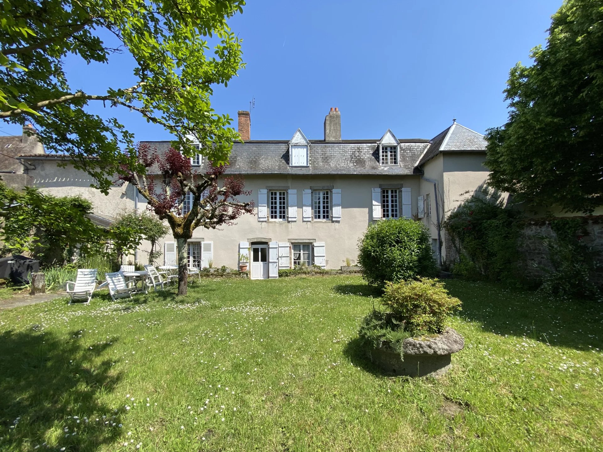 Demeure de caractère au Dorat – Une maison avec un joli jardin et un garage