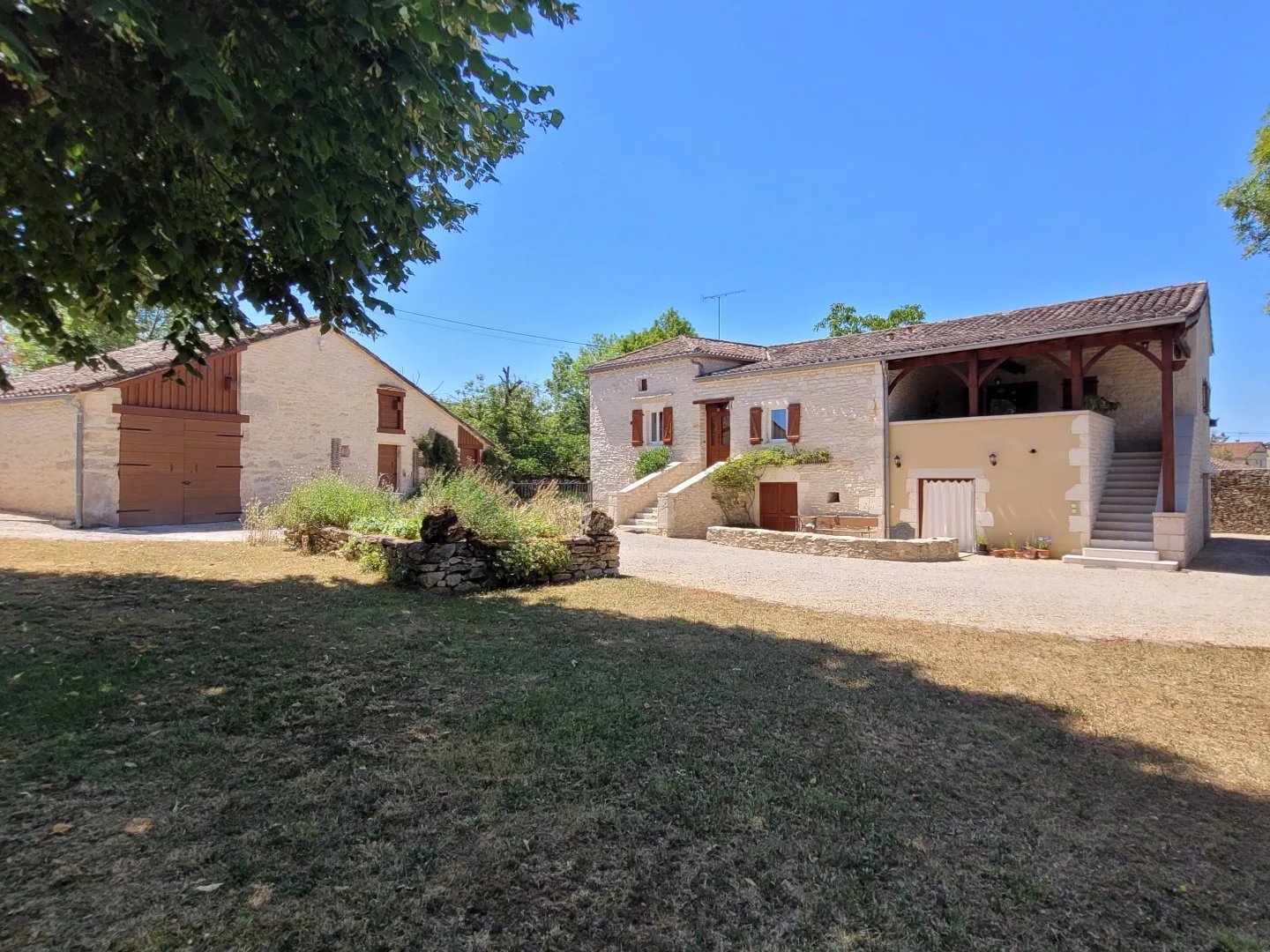 Charmante propriété en pierre avec dépendance, sur plus de 2500 m² de terrain, à 20 minutes de Cahors