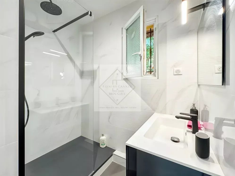MAGNIFIQUE MAISON MITOYENNE AVEC VUE MER & COLLINES – 4 CHAMBRES – DOUBLE GARAGE – PISCINE — photo 14