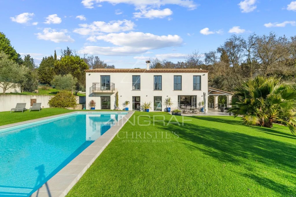 Villa for sale in Chateauneuf de Grasse — Beautiful modern bastide in absolute peace and quiet