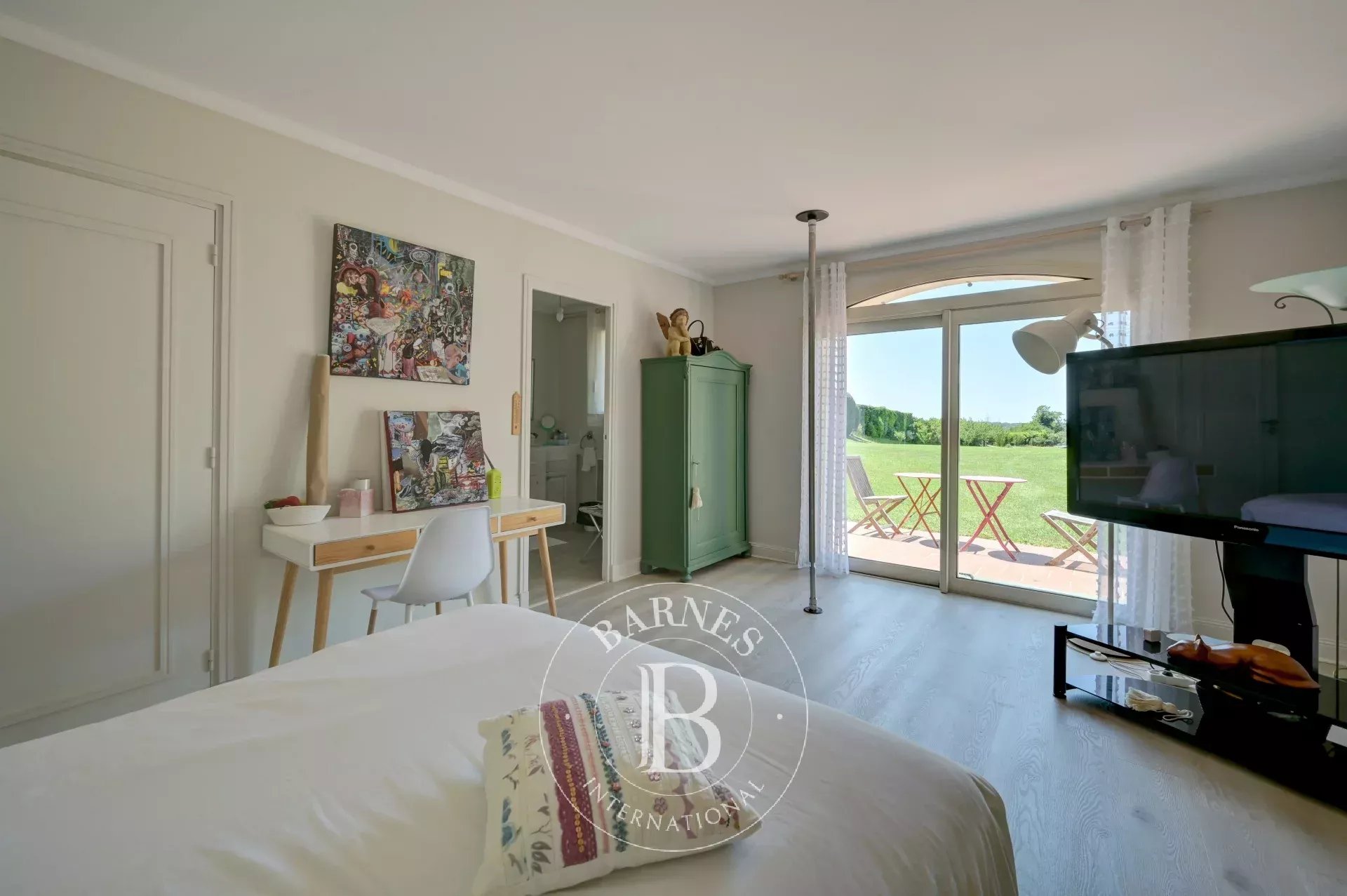 AIX-EN-PROVENCE – ARCHITECT VILLA – 6 SUITES – INFINITY POOL – LANDSCAPED GARDEN 1,1 HA - picture 17