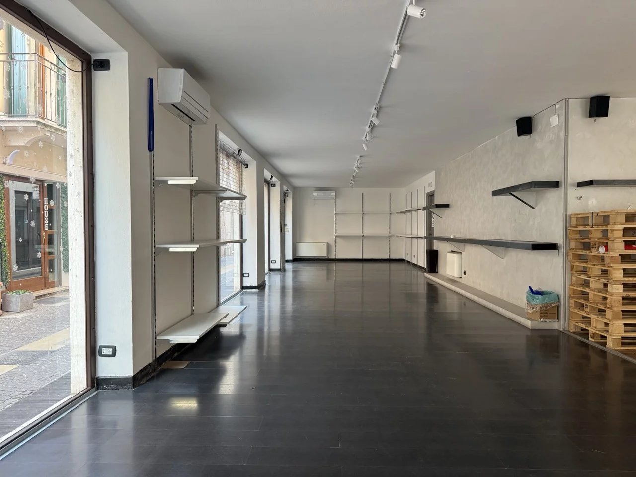 Vendita Attivitá commerciale - Mura negozio Peschiera del Garda